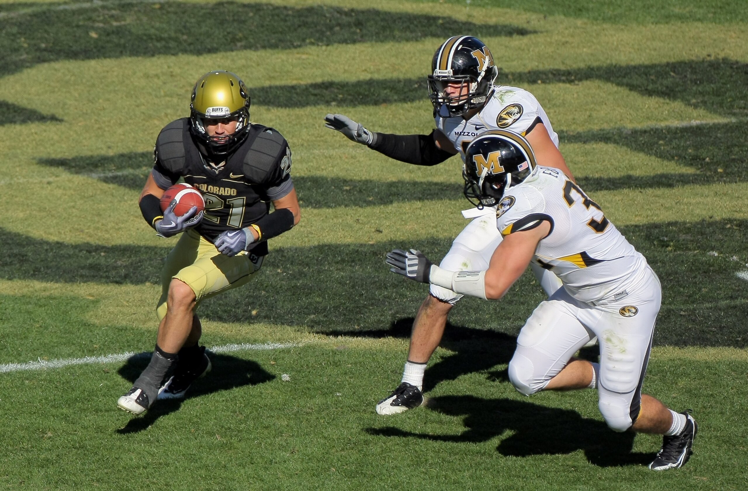 BOULDER, CO - OCTOBER 31:  Scotty McKnight #21 of the Colorado Buffaloes makes a reception and tries to avoid the defense of Will Ebner #32 and Andrew Gachkar #6 of of the Missouri Tigers at Folsom Field on October 31, 2009 in Boulder, Colorado. Missouri