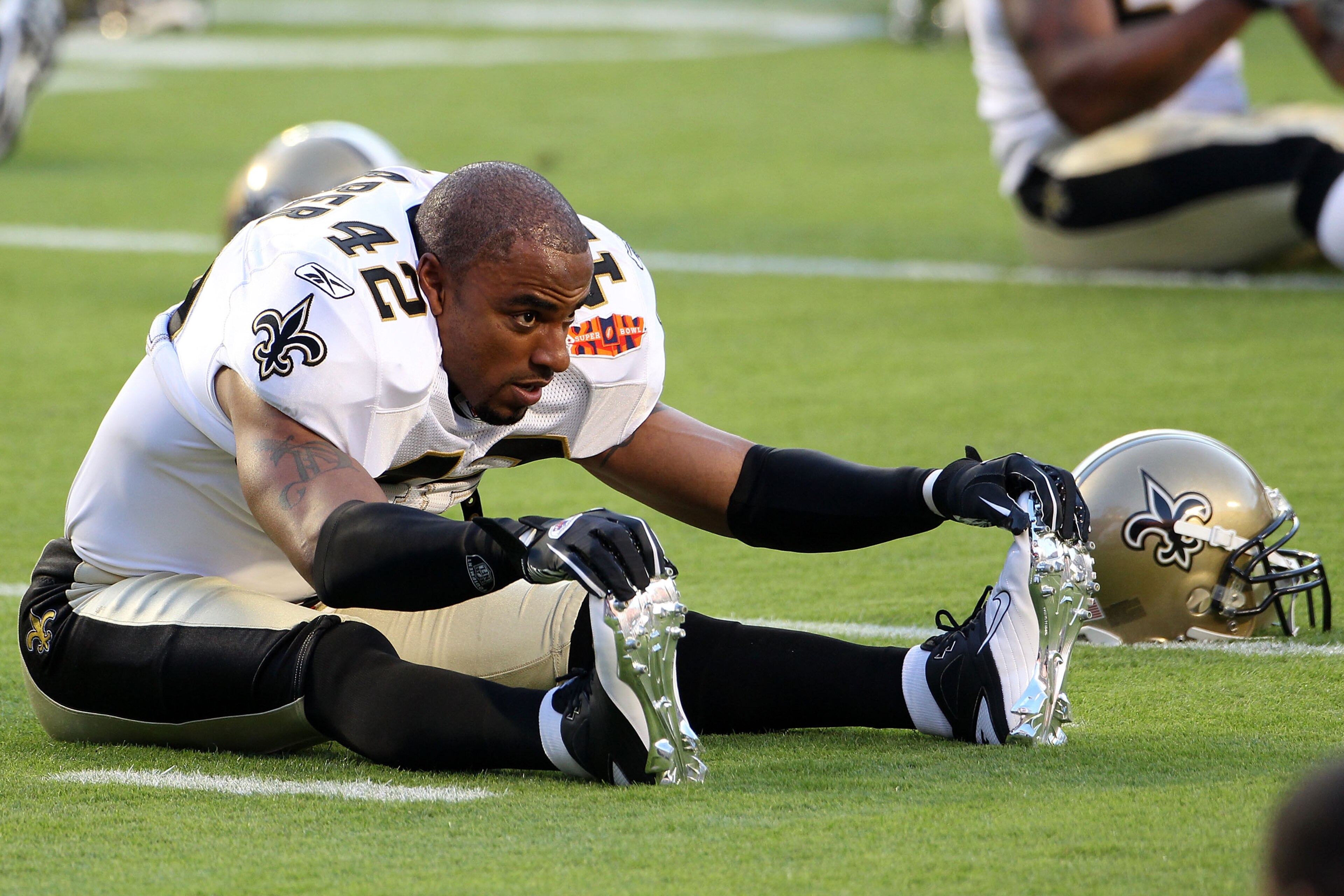 MIAMI GARDENS, FL - FEBRUARY 07:   Saftey Darren Sharper #42 of the New Orleans Saints warms up on the field prior to Super Bowl XLIV against the Indianapolis Colts on February 7, 2010 at Sun Life Stadium in Miami Gardens, Florida.  (Photo by Elsa/Getty I