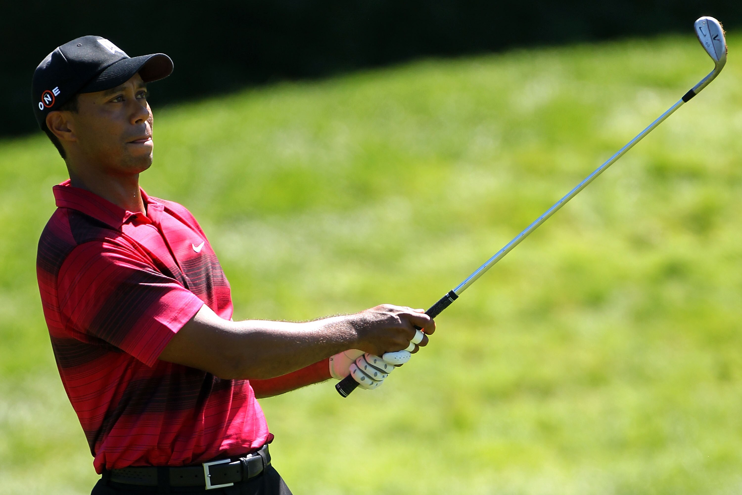 PARAMUS, NJ - AUGUST 29:  Tiger Woods watches his shot from the fairway on the third hole during the final round of The Barclays at the Ridgewood Country Club on August 29, 2010 in Paramus, New Jersey.  (Photo by Hunter Martin/Getty Images)