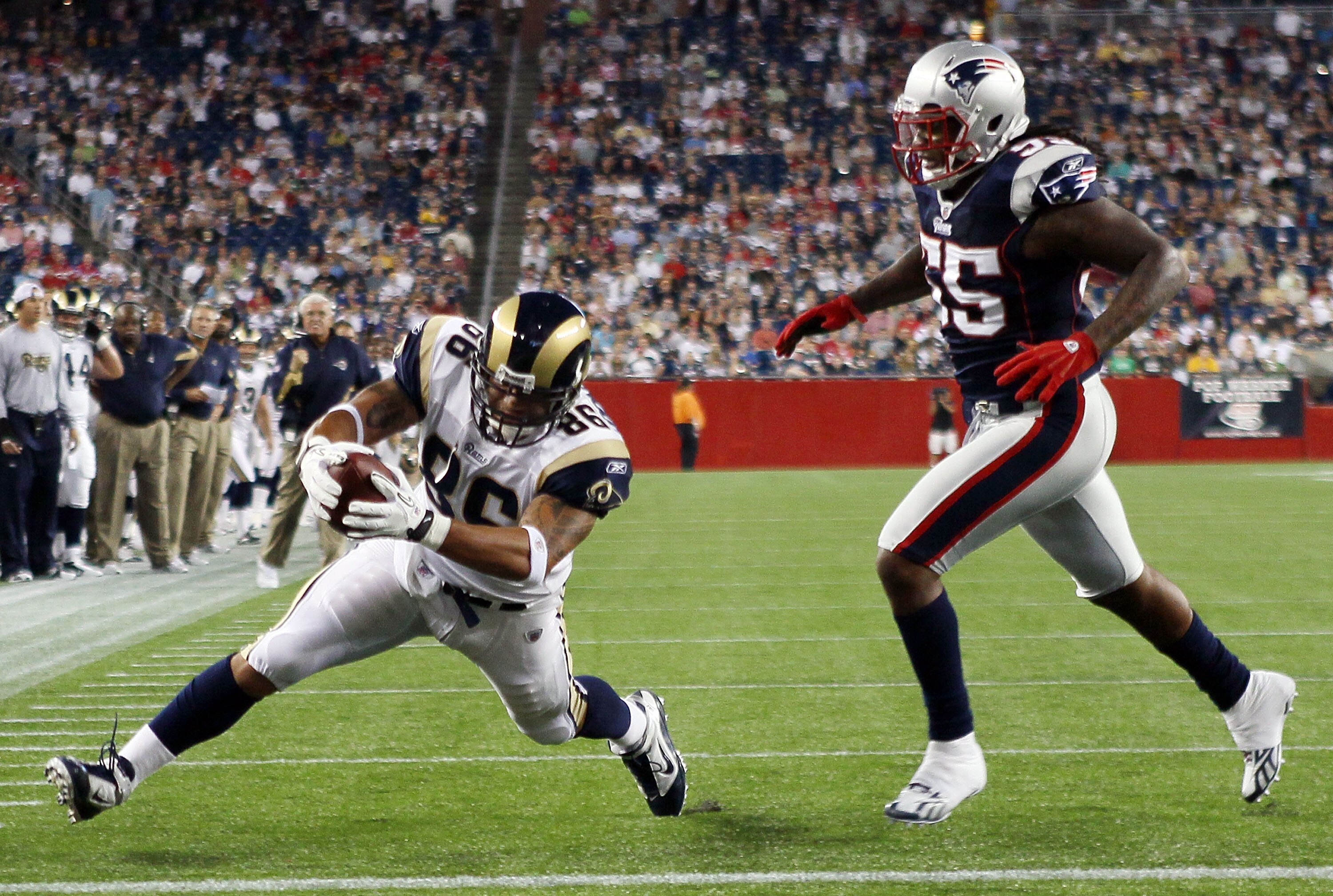 FOXBORO, MA - AUGUST 26:  Michael Hoomanawanui #86 of the St. Louis Rams scores a touchdown as Brandon Spikes #55 of the New England Patriots defends on August 26, 2010 at Gillette Stadium in Foxboro, Massachusetts.  (Photo by Elsa/Getty Images)