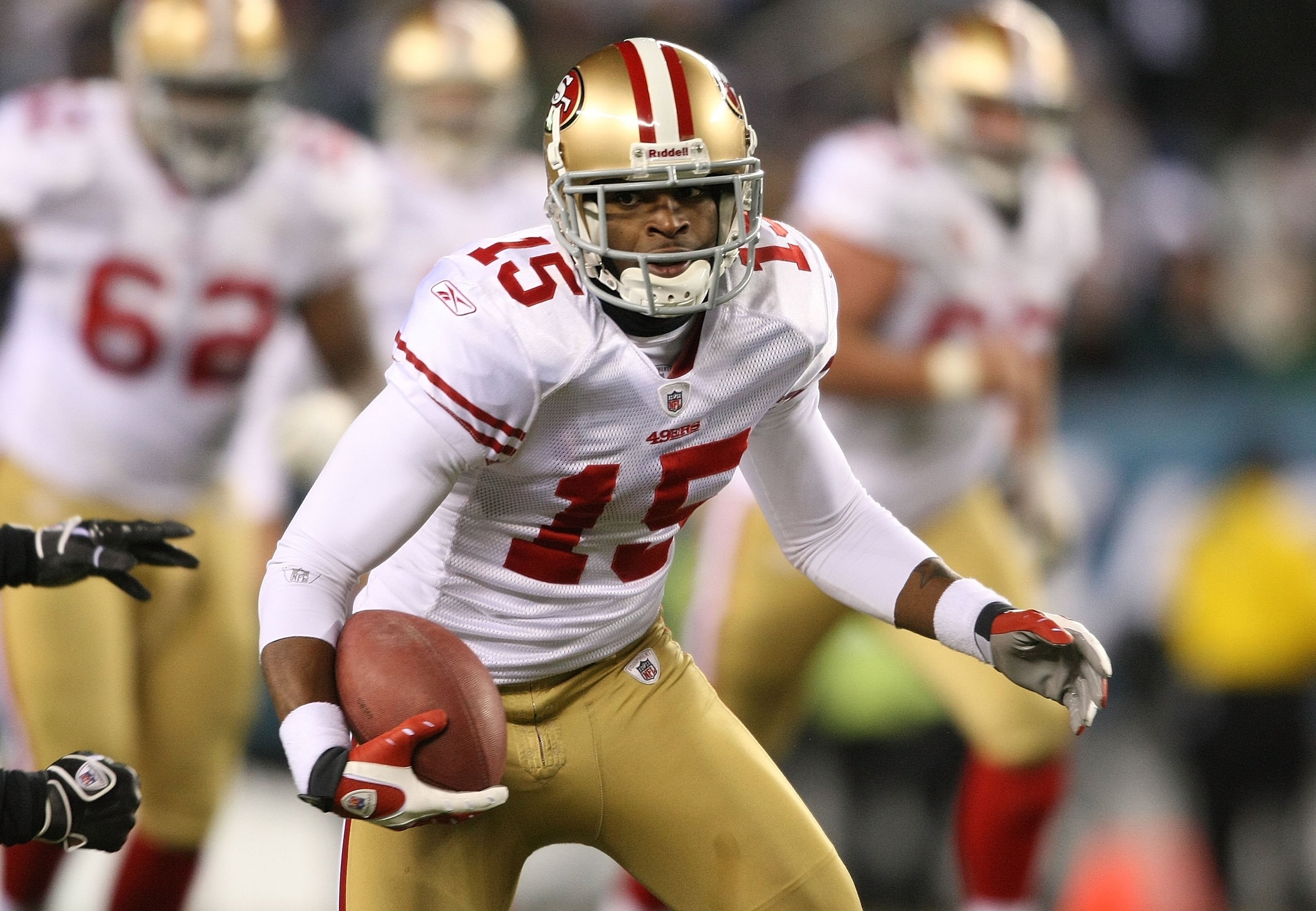 PHILADELPHIA - DECEMBER 20:  Michael Crabtree #15 of the San Francisco 49ers rushes against the Philadelpia Eagles defense at Lincoln Financial Field on December 20, 2009 in Philadelphia, Pennsylvania.  (Photo by Nick Laham/Getty Images)