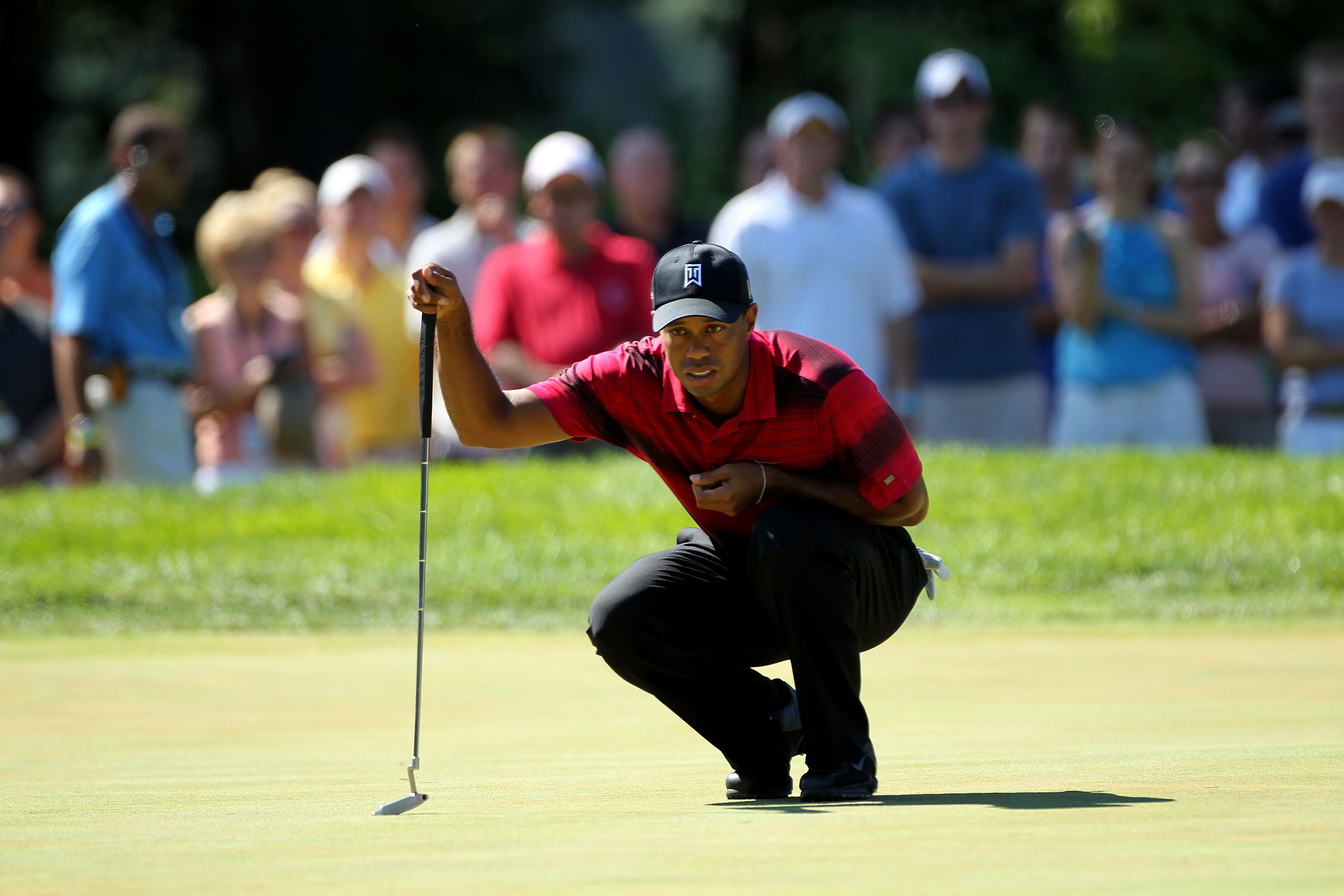 PARAMUS, NJ - AUGUST 29:  Tiger Woods lines up a putt on the first hole during the final round of The Barclays at the Ridgewood Country Club on August 29, 2010 in Paramus, New Jersey.  (Photo by Hunter Martin/Getty Images)