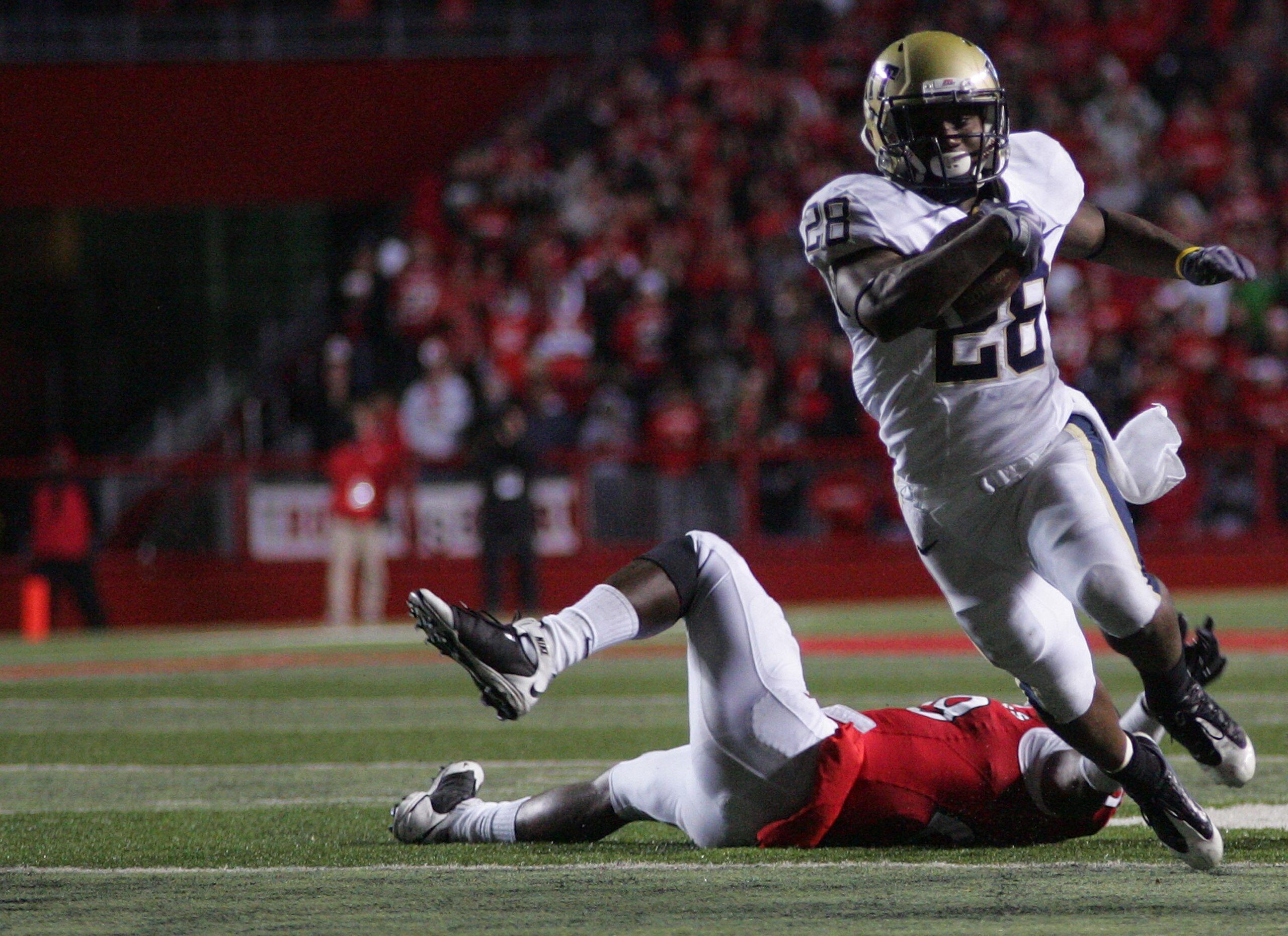 PISCATAWAY, NJ - OCTOBER 16:  Dion Lewis #28 of the University of Pittsburgh Panthers runs against the Rutgers University Scarlett Knights on October 16, 2009 at Rutgers Stadium in Piscataway, New Jersey.  (Photo by Jared Wickerham/Getty Images)