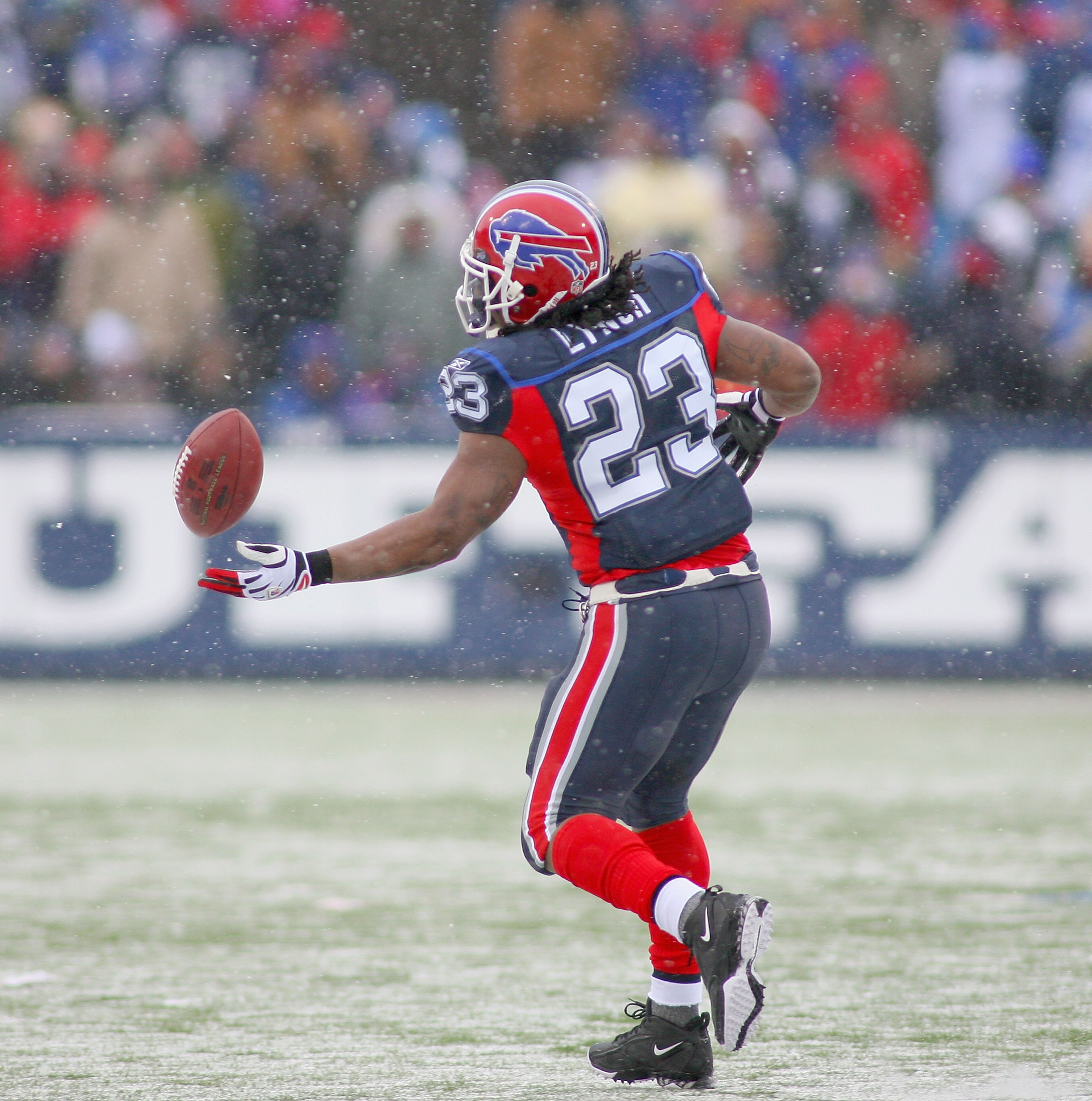 ORCHARD PARK, NY - JANUARY 03: Marshawn Lynch #23  of the Buffalo Bills fails to make a catch against the Indianapolis Colts at Ralph Wilson Stadium on January 3, 2010 in Orchard Park, New York.  (Photo by Rick Stewart/Getty Images)
