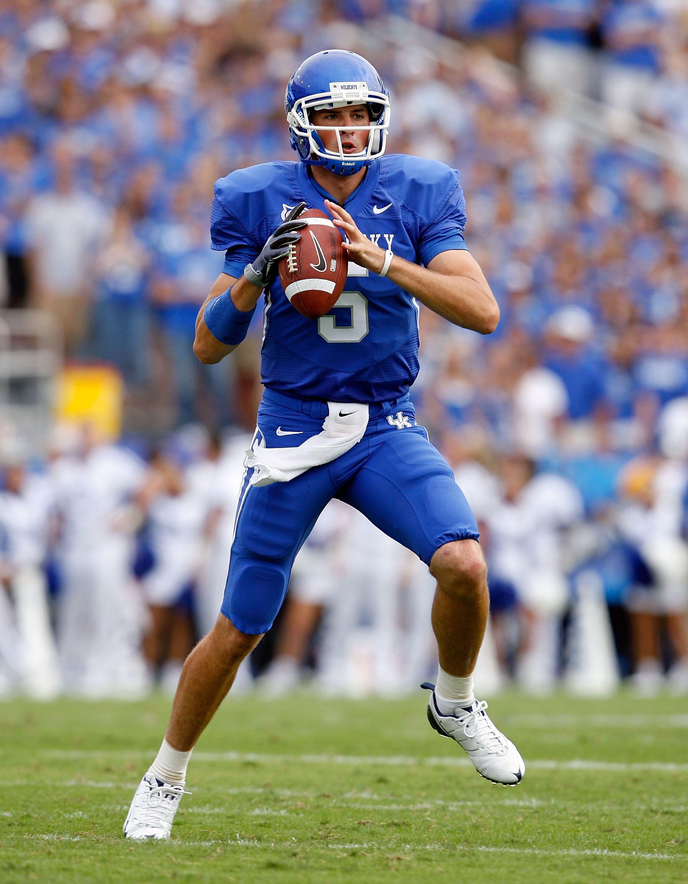 LEXINGTON, KY - SEPTEMBER 19:  Mike Hartline #5 of the Kentucky Wildcats throws a pass during the game against the Louisville Cardinals at Commonwealth Stadium on September 19, 2009 in Lexington, Kentucky.  (Photo by Andy Lyons/Getty Images)