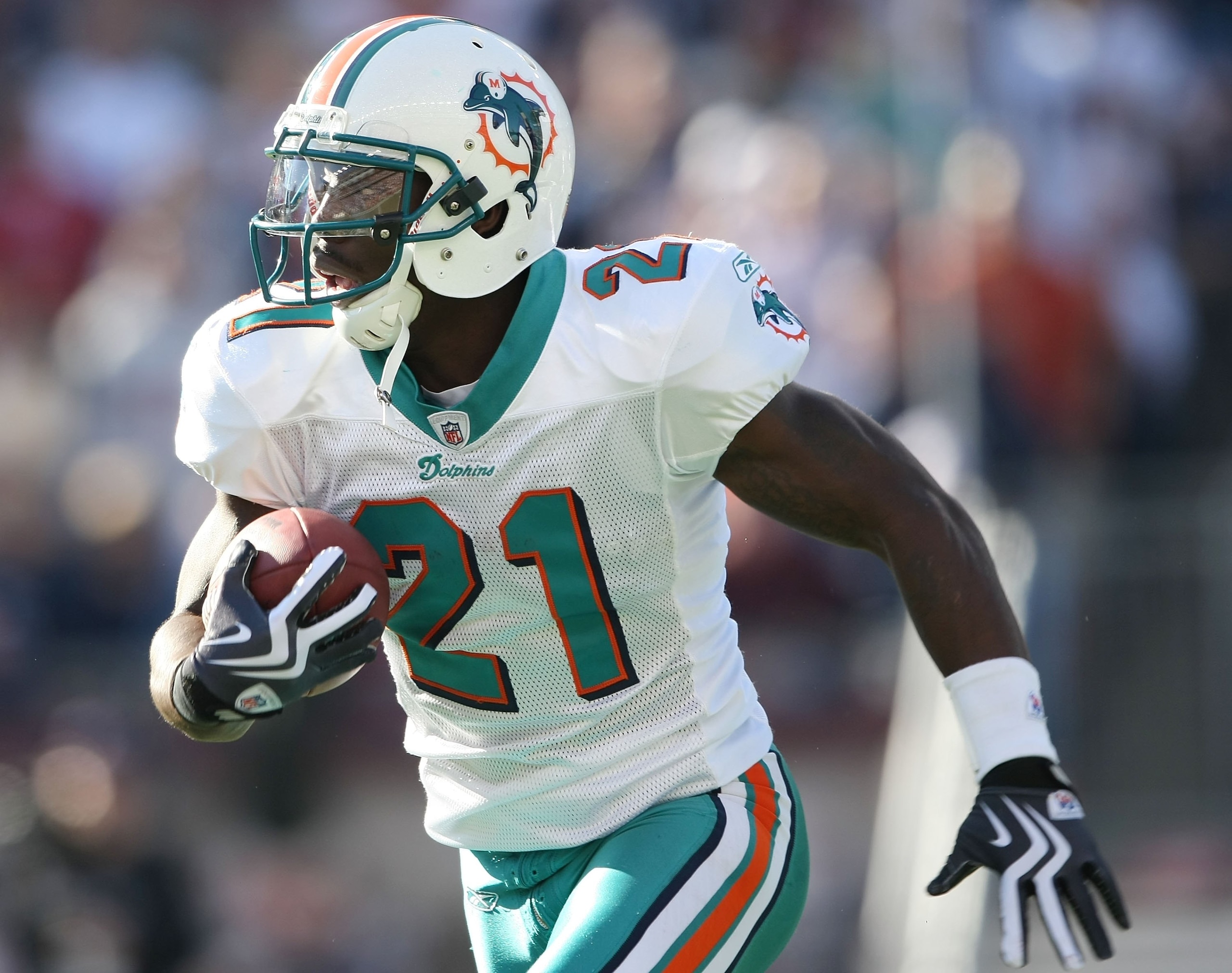 FOXBORO, MA - NOVEMBER 08:  Vontae Davis #21 of the Miami Dolphins carries the ball after he intercepted a pass intended for Randy Moss of the New England Patriots on November 8, 2009 at Gillette Stadium in Foxboro, Massachusetts.  (Photo by Elsa/Getty Im