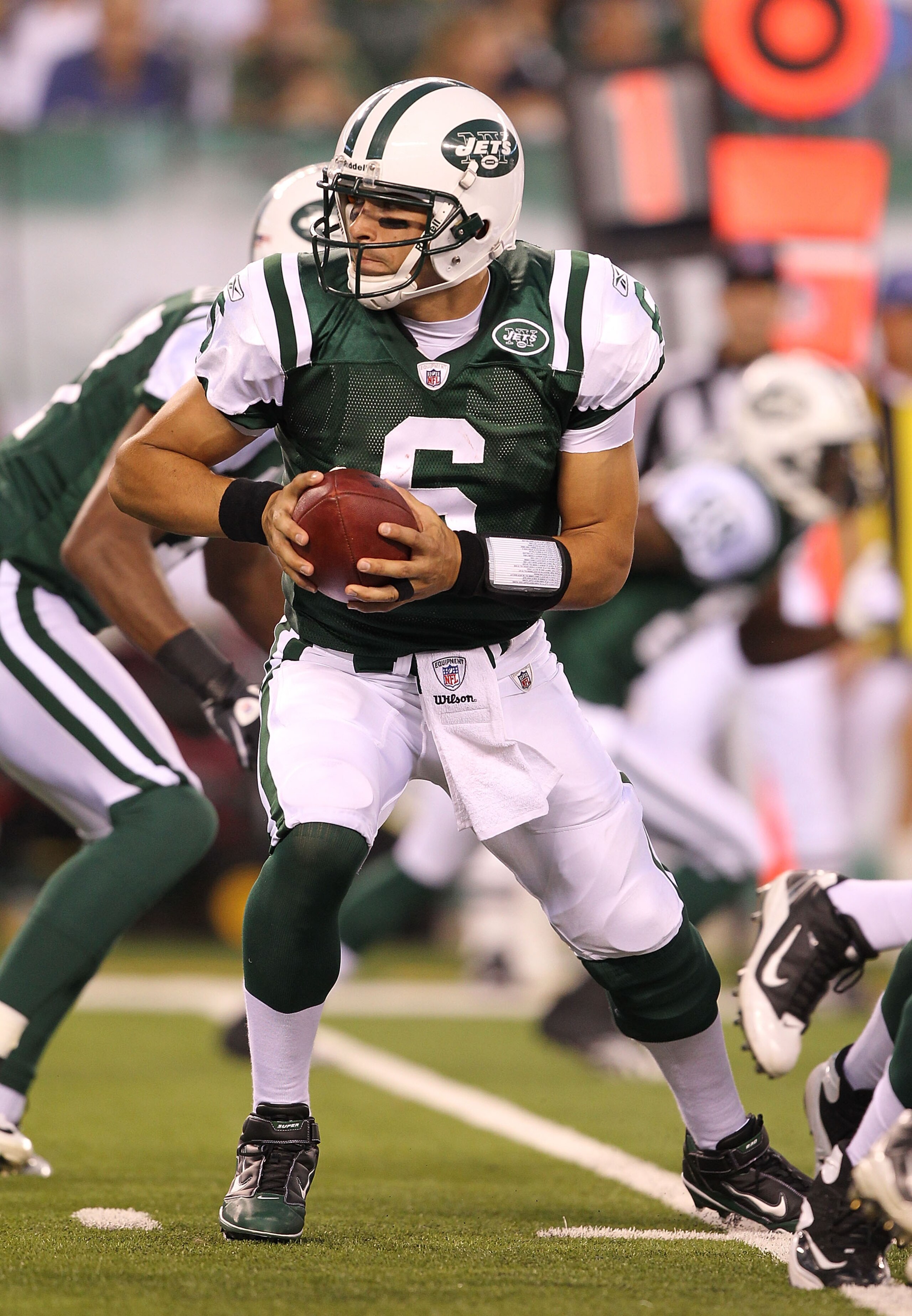EAST RUTHERFORD, NJ - AUGUST 27:  Mark Sanchez #6 of the New York Jets in action against the Washington Redskins  during their preseason game on August 27, 2010 at the New Meadowlands Stadium  in East Rutherford, New Jersey.  (Photo by Al Bello/Getty Imag