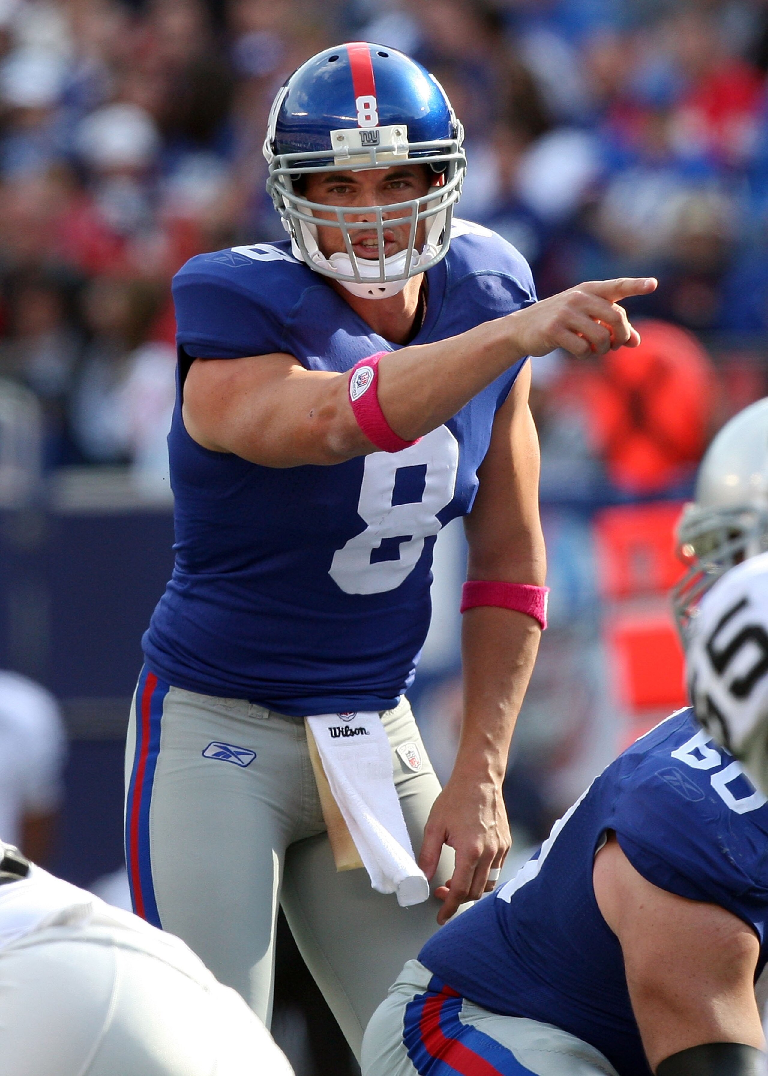 EAST RUTHERFORD, NJ - OCTOBER 11:  David Carr #8 of the New York Giants calls a play against the Oakland Raiders on October 11, 2009 at Giants Stadium in East Rutherford, New Jersey.  (Photo by Jim McIsaac/Getty Images)