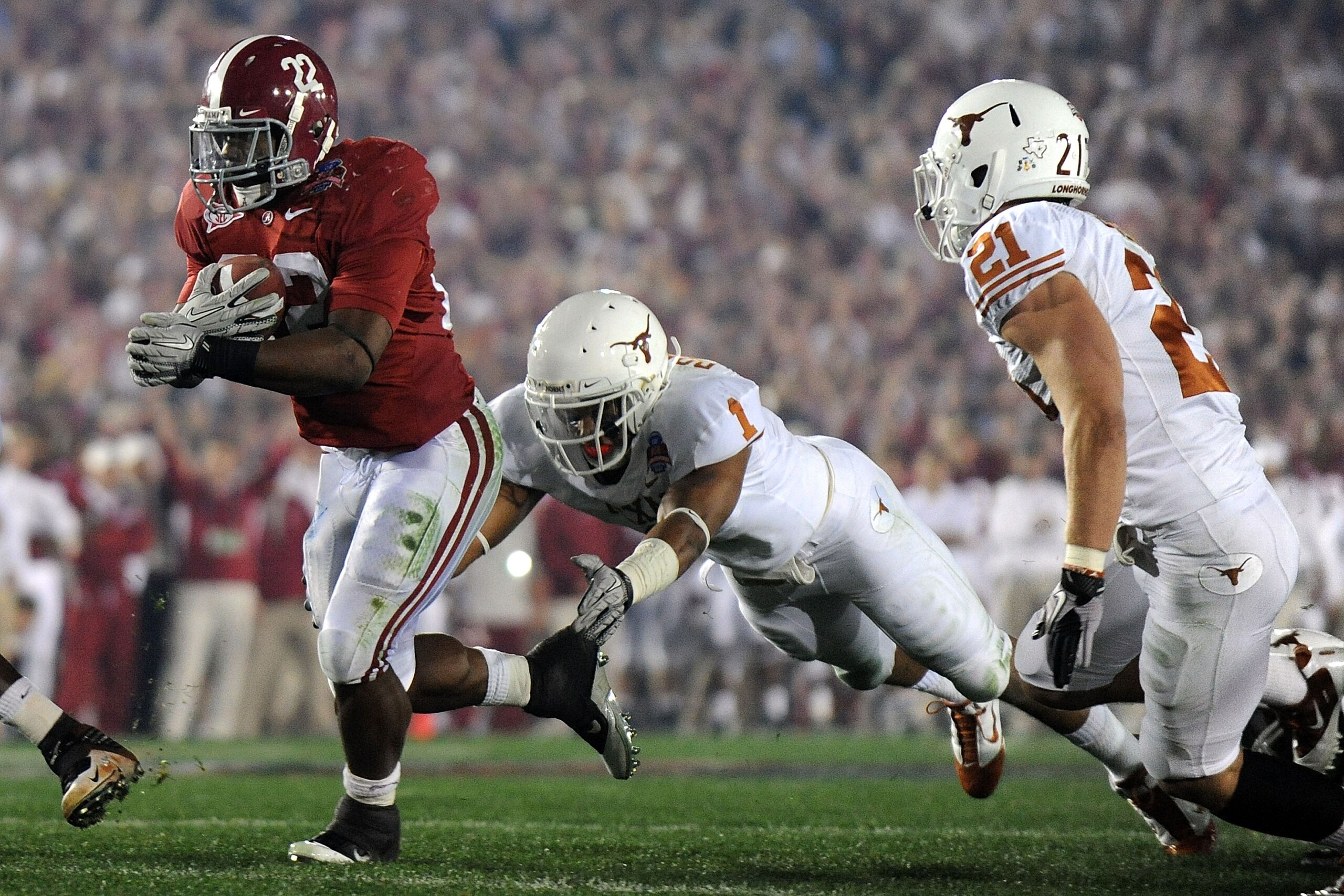 PASADENA, CA - JANUARY 07:  Running back Mark Ingram #22 of the Alabama Crimson Tide runs with the ball as Keenan Robinson #1 of the Texas Longhorns tries to tackle during the Citi BCS National Championship game at the Rose Bowl on January 7, 2010 in Pasa