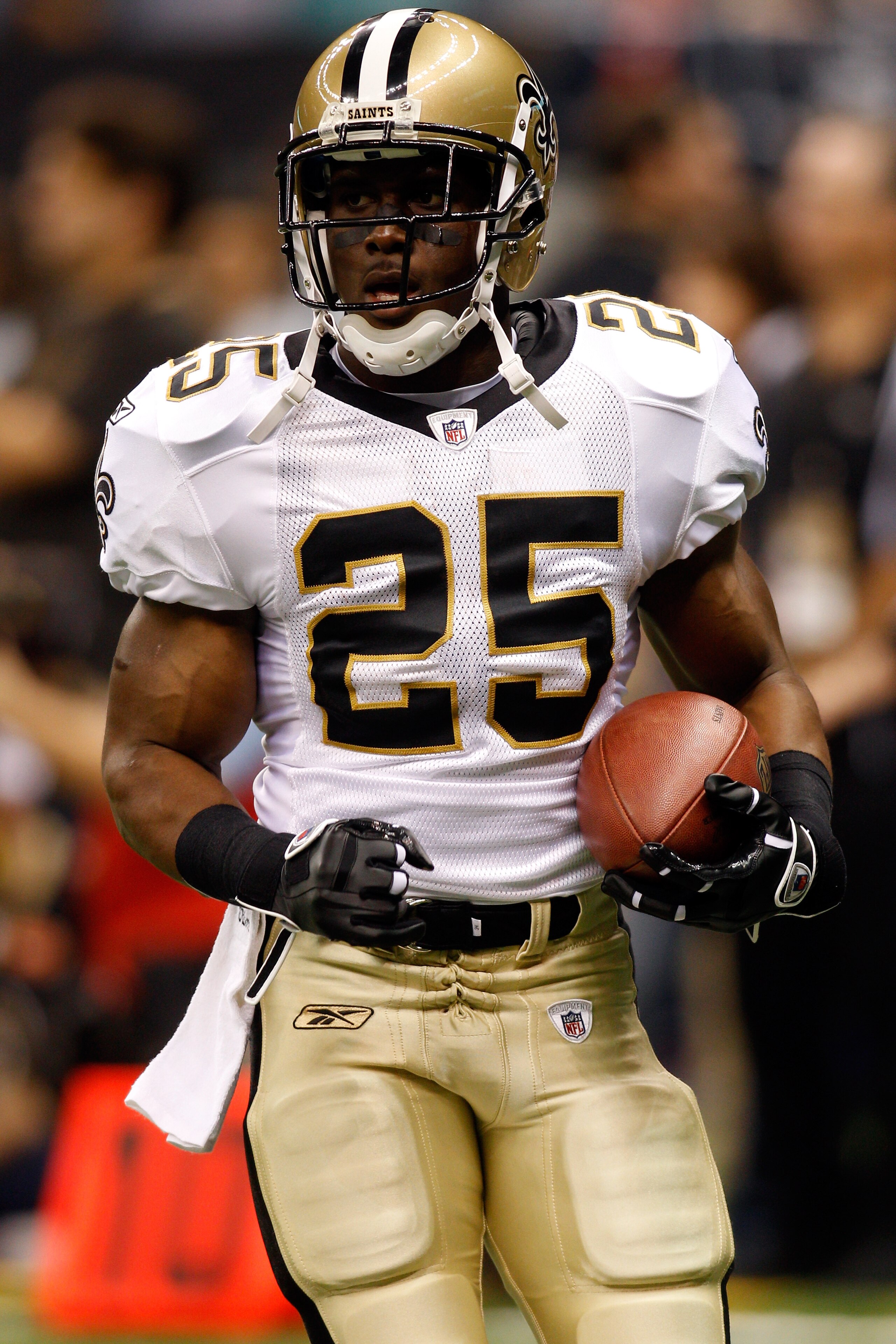 NEW ORLEANS - AUGUST 21:  Reggie Bush #25 of the New Orleans Saints warms up during pregame before playing the Houston Texans at the Louisiana Superdome on August 21, 2010 in New Orleans, Louisiana.  (Photo by Chris Graythen/Getty Images)