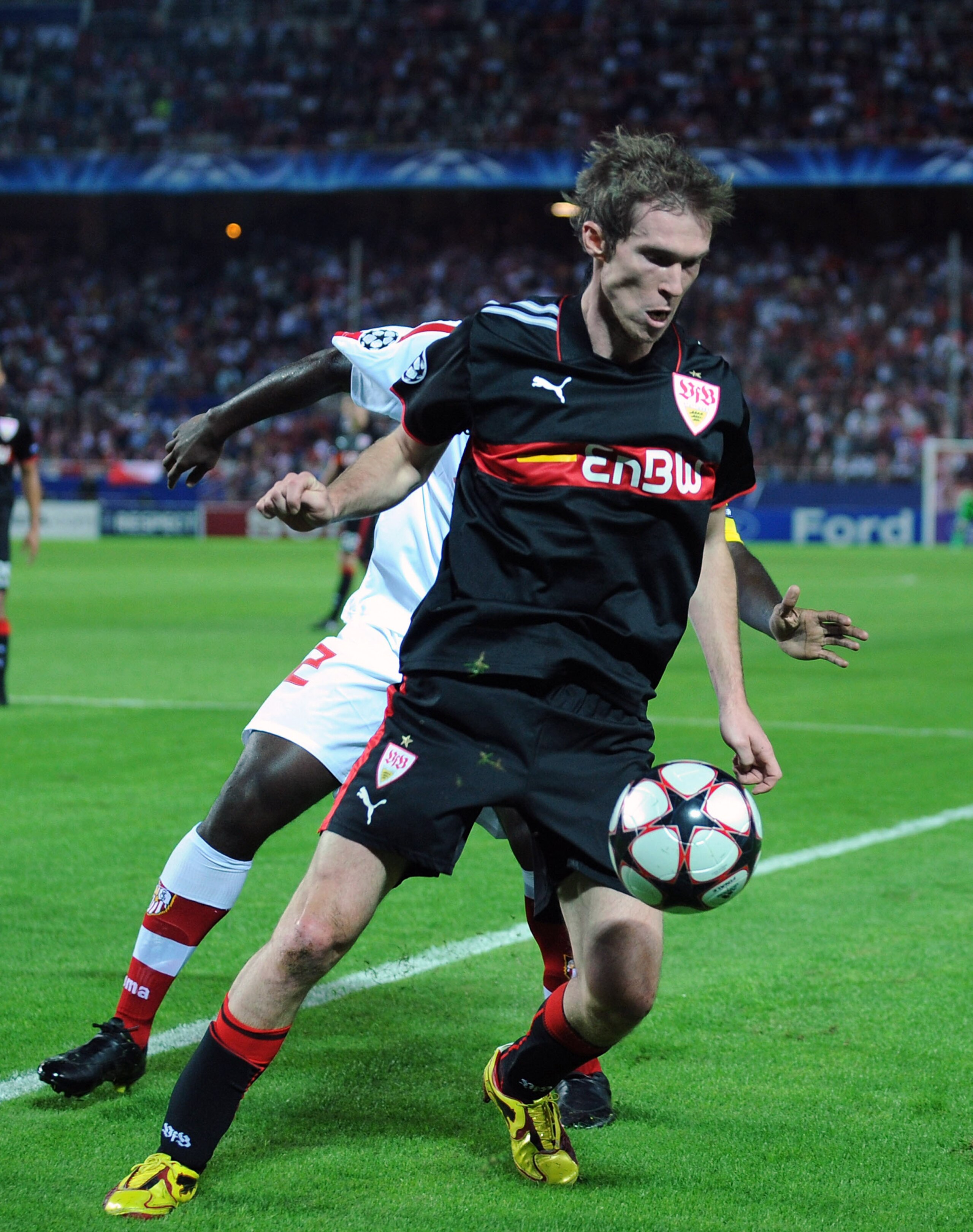 SEVILLE, SPAIN - NOVEMBER 04:  Aliaksandr Hleb of VfB Stuttgart in action during the UEFA Champions League Group G match between Sevilla and VfB Stuttgart at the Sanchez Pizjuan stadium on November 4, 2009 in Seville, Spain.  (Photo by Denis Doyle/Getty I