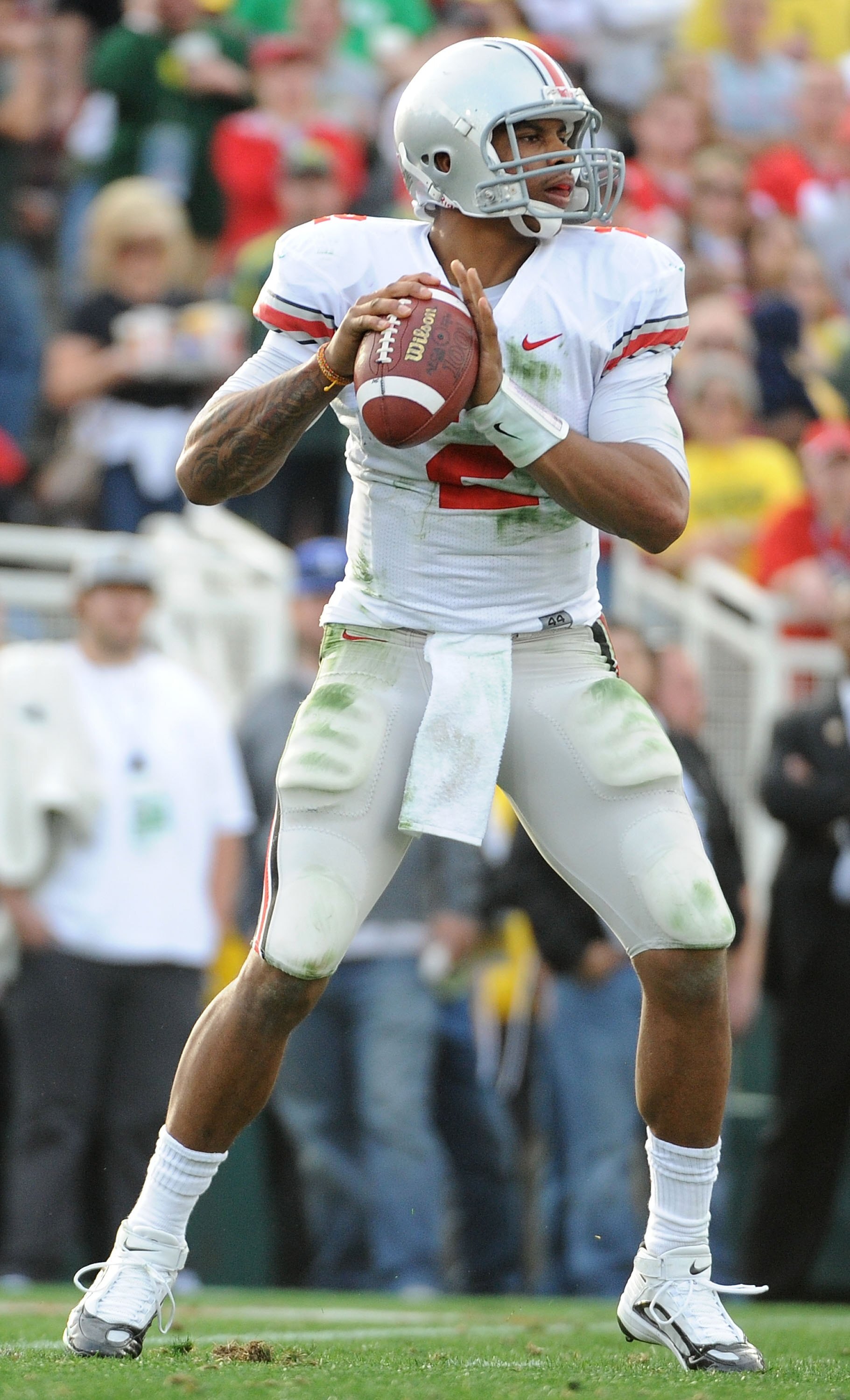 PASADENA, CA - JANUARY 01:  Quarterback Terrelle Pryor #2 of the Ohio State Buckeyes drops back to pass against the Oregon Ducks during the 96th Rose Bowl game on January 1, 2010 in Pasadena, California.  (Photo by Harry How/Getty Images)