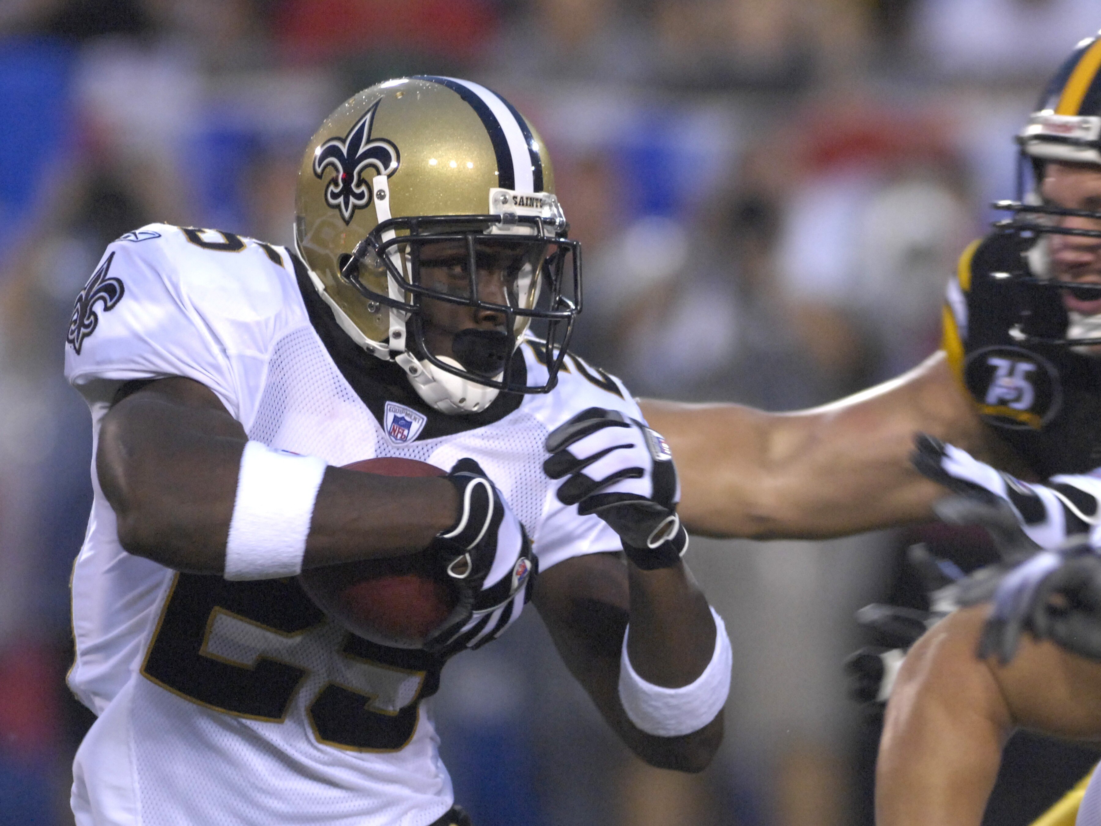 CANTON, OH - AUGUST 5:  Running back Reggie Bush #25 of the New Orleans Saints rushes up field during the AFC-NFC Pro Football Hall of Fame Game against the Pittsburgh Steelers at Fawcett Stadium August 5, 2007 in Canton, Ohio.  (Photo by Al Messerschmidt