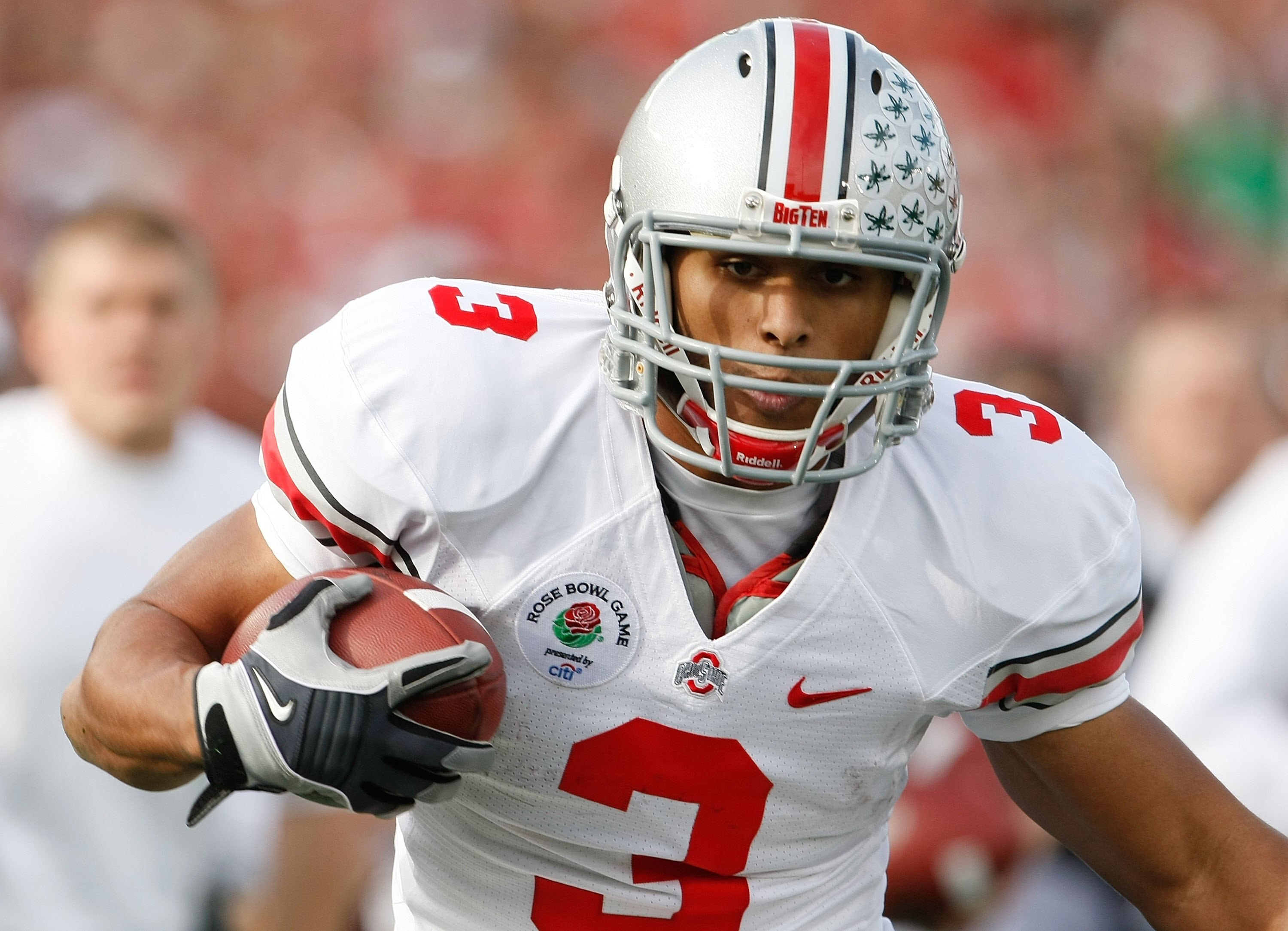PASADENA, CA - JANUARY 01:  Running back Brandon Saine #3 of the Ohio State Buckeyes runs with the ball against the Oregon Ducks during the 96th Rose Bowl game on January 1, 2010 in Pasadena, California.  (Photo by Jeff Gross/Getty Images)