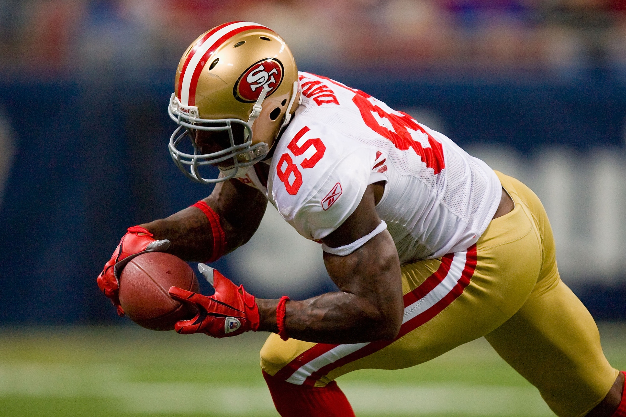 ST. LOUIS - JANUARY 3: Vernon Davis #85 of the San Francisco 49ers hauls in a pass against the St. Louis Rams at the Edward Jones Dome on January 3, 2010 in St. Louis, Missouri.  The 49ers beat the Rams 28-6.  (Photo by Dilip Vishwanat/Getty Images)