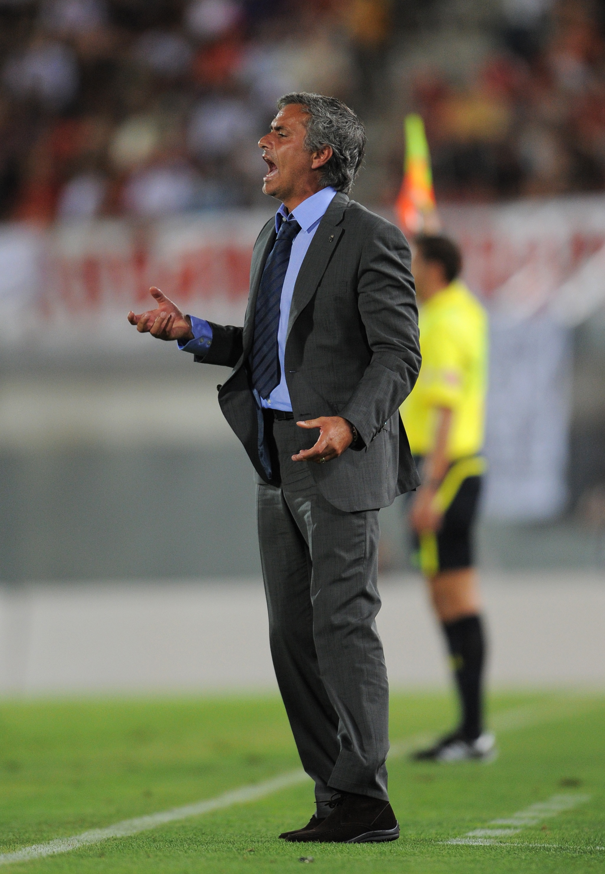 PALMA DE MALLORCA, SPAIN - AUGUST 29:   Head coach Jose Mourinho of Real Madrid shouts to his players during the La Liga match between Mallorca and Real Madrid at the ONO Estadio on August 29, 2010 in Palma de Mallorca, Spain. The match ended in a 0-0 dra