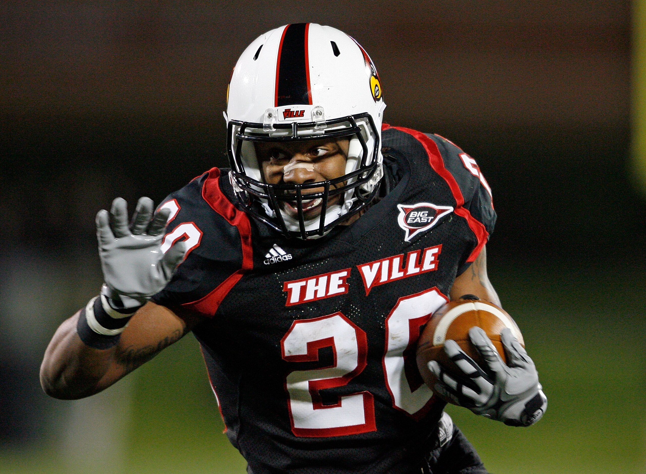 LOUISVILLE, KY - OCTOBER 02: Victor Anderson #20 of the Louisville Cardinals runs with the ball during the Big East Conference game against the Pittsburgh Panthers at Papa John's Cardinal Stadium on October 2, 2009 in Louisville, Kentucky.  (Photo by Andy