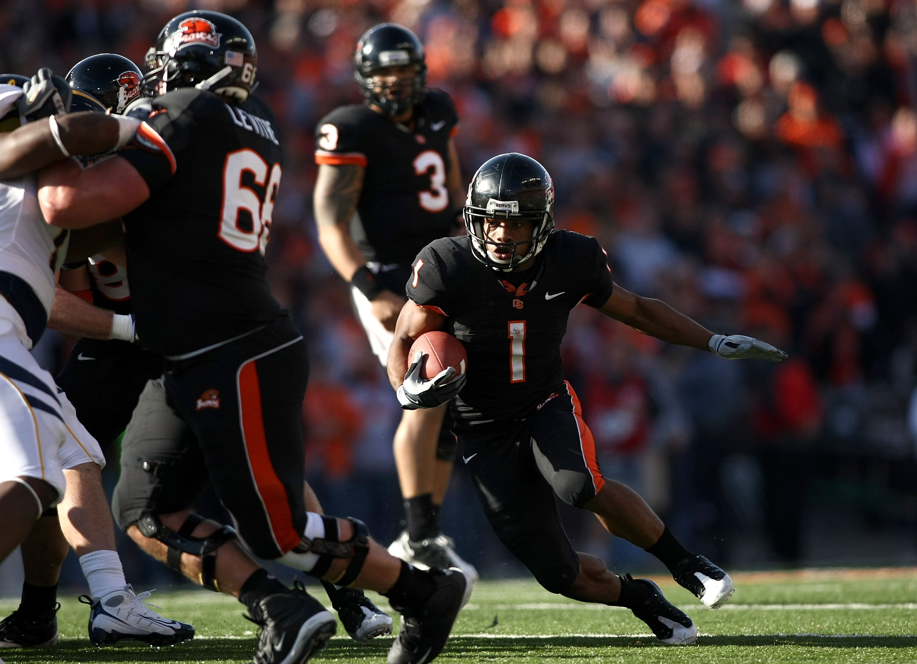CORVALLIS, OR - NOVEMBER 15:  Jacquizz Rodgers #1 of the Oregon State Beavers runs with the ball against the California Golden Bears at Reser Stadium on November 15, 2008 in Corvalis, Oregon.  (Photo by Jonathan Ferrey/Getty Images)