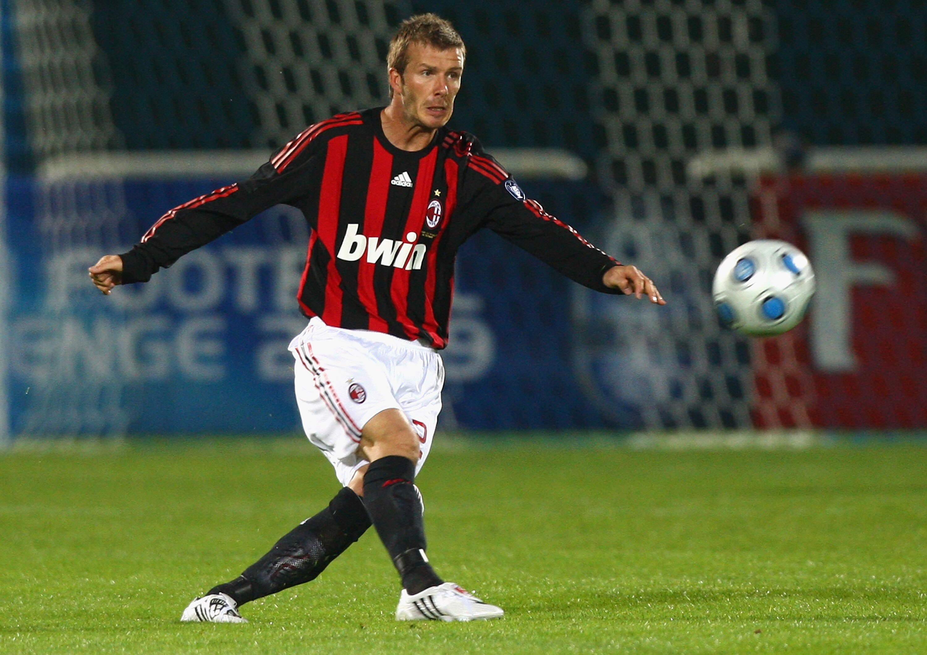 DUBAI, UNITED ARAB EMIRATES - JANUARY 06:  David Beckham of AC Milan in action during the Dubai Football Challenge match between AC Milan and Hamburger SV at The Emirates Sevens Stadium on January 6, 2009 in Dubai, United Arab Emirates.  (Photo by Ryan Pi