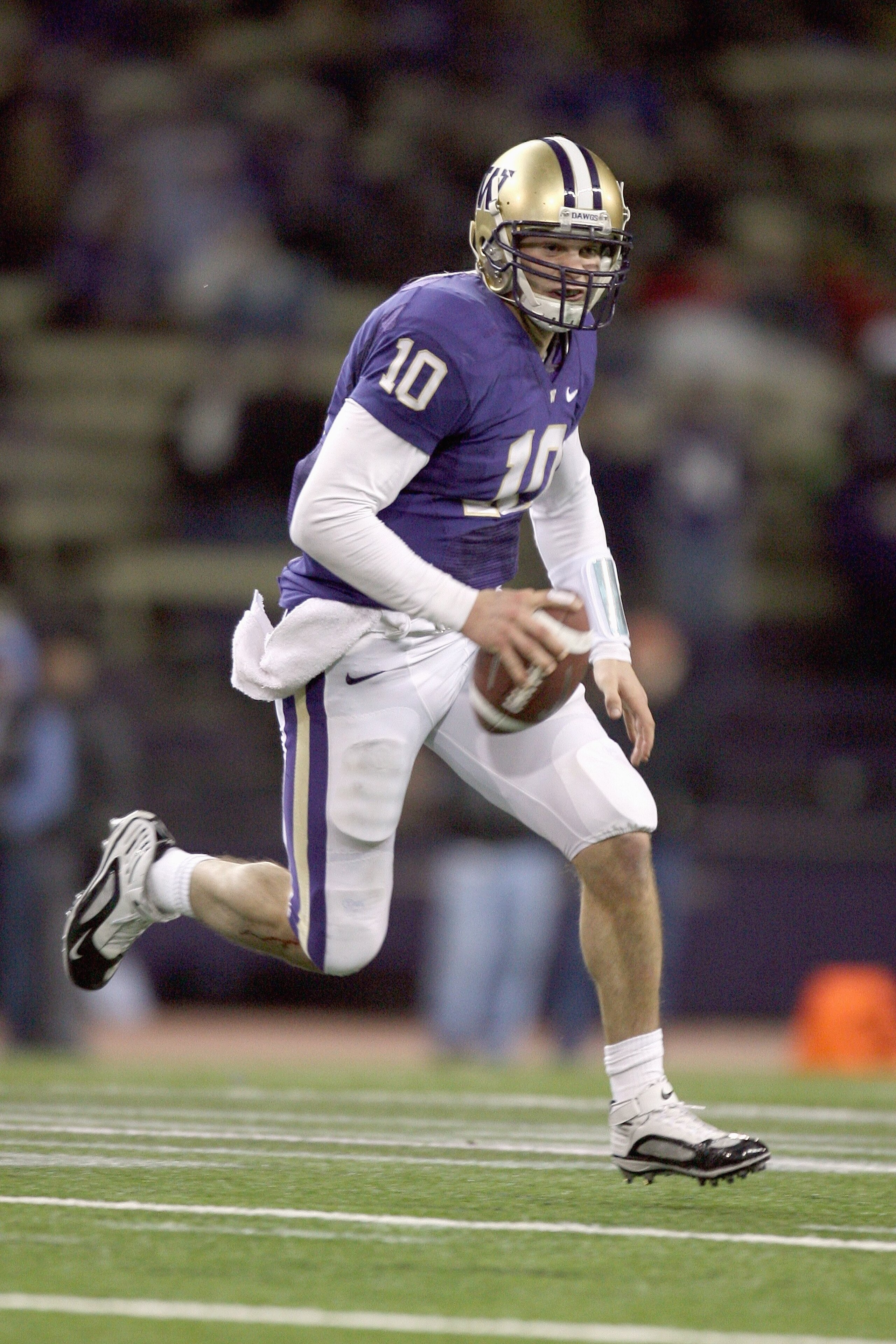 SEATTLE - DECEMBER 05: Jake Locker #10 of the Washington Huskies runs the ball during game against the California Bears on December 5, 2009 at Husky Stadium in Seattle, Washington. The Huskies defeated the Bears 42-10. (Photo by Otto Greule Jr/Getty Imag SEATTLE - DECEMBER 05: Jake Locker #10 of the Washington Huskies runs the ball during game against the California Bears on December 5, 2009 at Husky Stadium in Seattle, Washington. The Huskies defeated the Bears 42-10. (Photo by Otto Greule Jr/Getty Imag