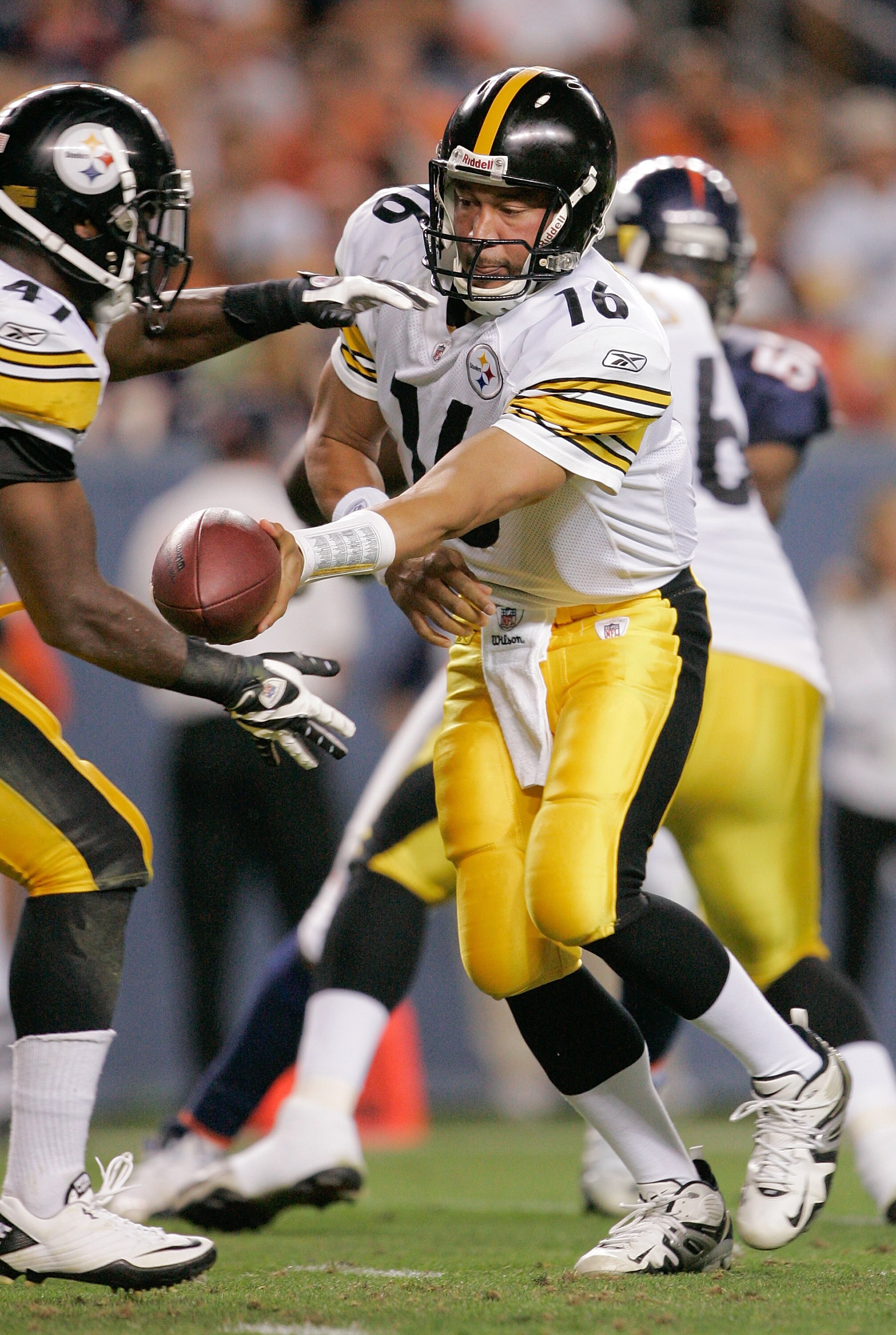 DENVER - AUGUST 29: Quarterback Charlie Batch #16 of the Pittsburgh Steelers hands the ball off to running back Jonathan Dwyer #41 against the Denver Broncos at INVESCO Field at Mile High on August 29, 2010 in Denver, Colorado.  (Photo by Justin Edmonds/G