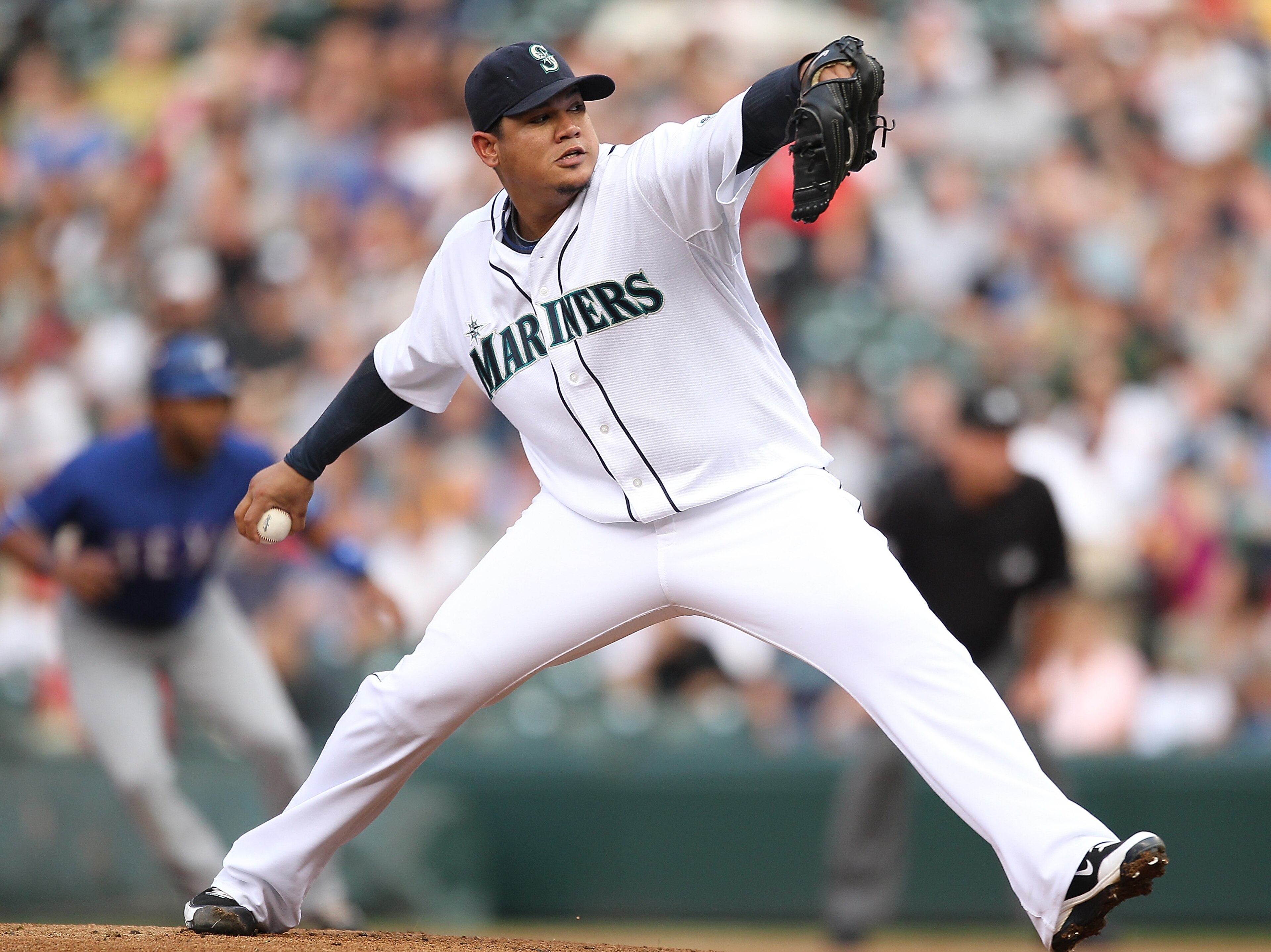SEATTLE - AUGUST 05:  Starting pitcher Felix Hernandez #34 of the Seattle Mariners pitches against the Texas Rangers at Safeco Field on August 5, 2010 in Seattle, Washington. (Photo by Otto Greule Jr/Getty Images)