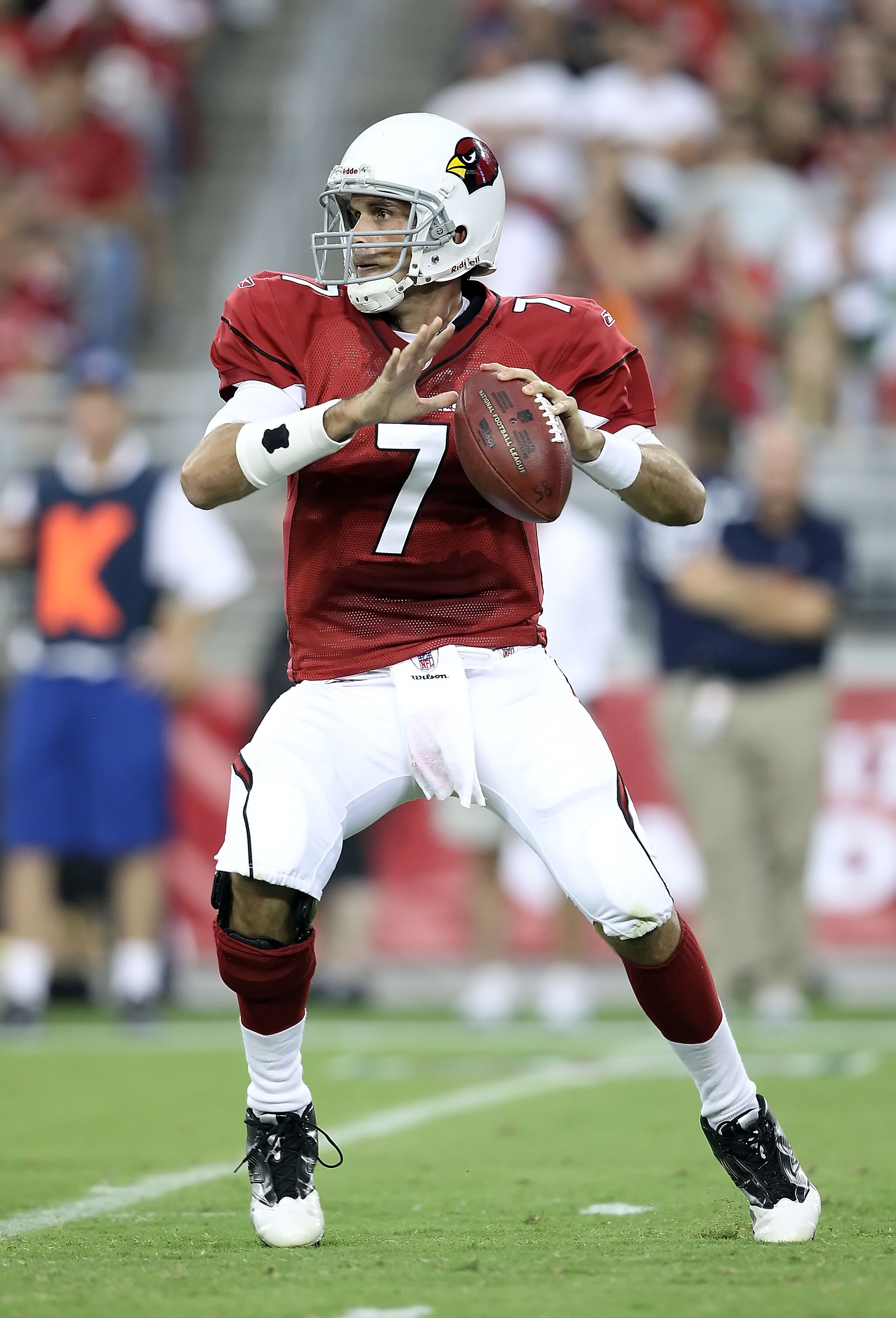 GLENDALE, AZ - AUGUST 14:  Quarterback Matt Leinart #7 of the Arizona Cardinals drops back to pass during preseason NFL game against the Houston Texans at the University of Phoenix Stadium on August 14, 2010 in Glendale, Arizona.  The Cardinals defeated t
