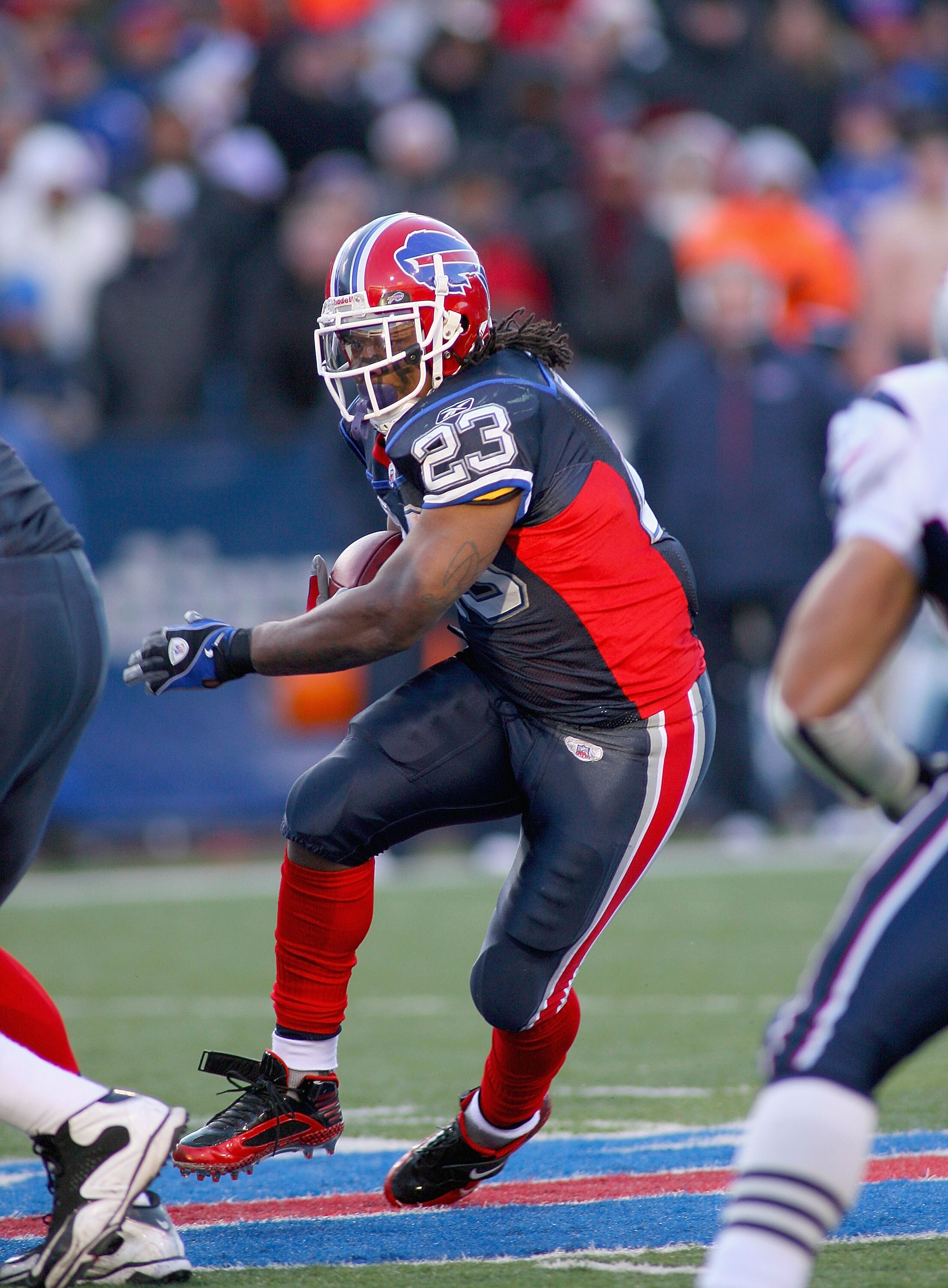 ORCHARD PARK, NY - DECEMBER 20: Marshawn Lynch #23  of the Buffalo Bills runs against the New England Patriots at Ralph Wilson Stadium on December 20, 2009 in Orchard Park, New York. The Patriots won 17-10. (Photo by Rick Stewart/Getty Images)