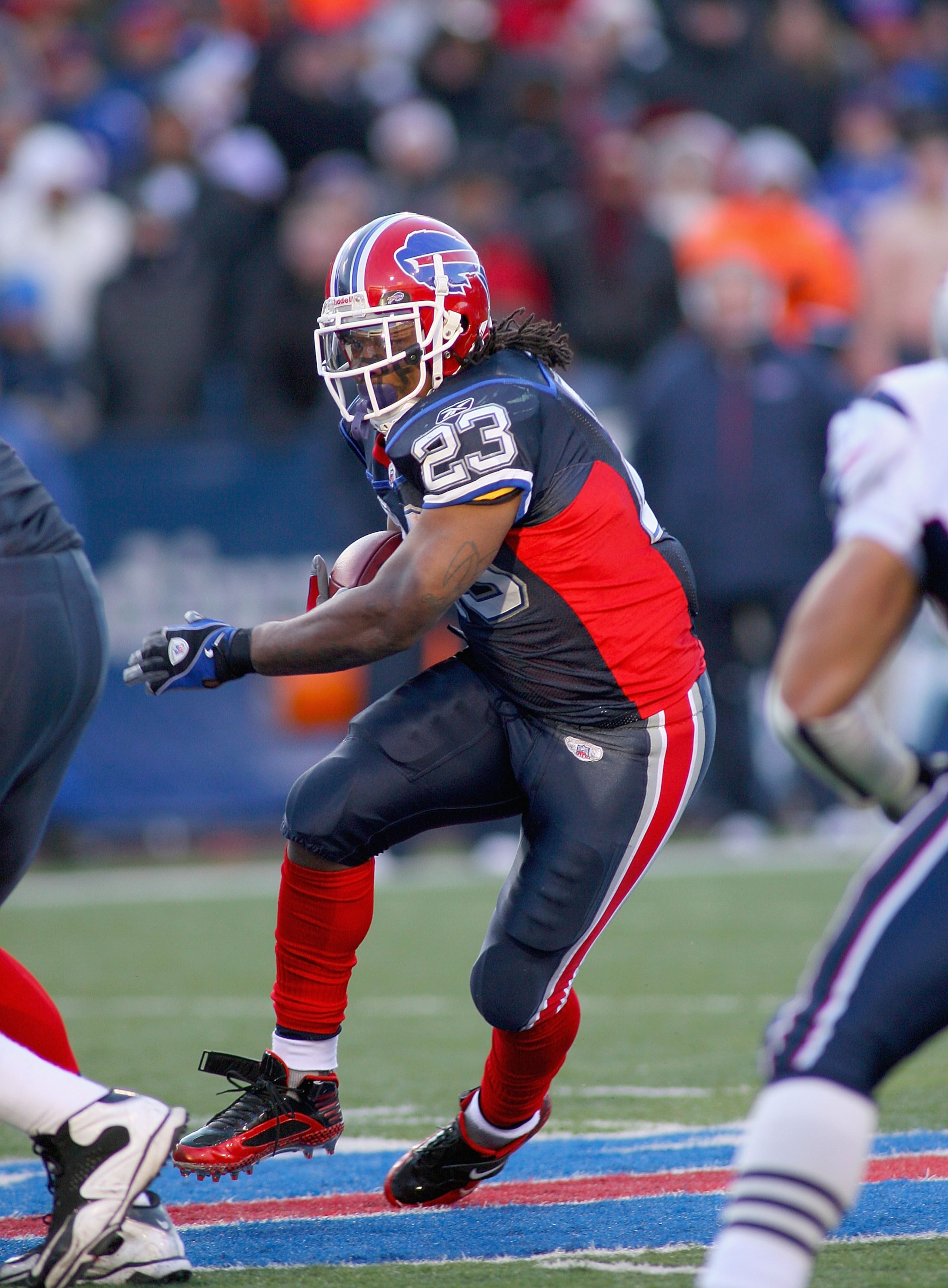 ORCHARD PARK, NY - DECEMBER 20: Marshawn Lynch #23  of the Buffalo Bills runs against the New England Patriots at Ralph Wilson Stadium on December 20, 2009 in Orchard Park, New York. The Patriots won 17-10. (Photo by Rick Stewart/Getty Images)