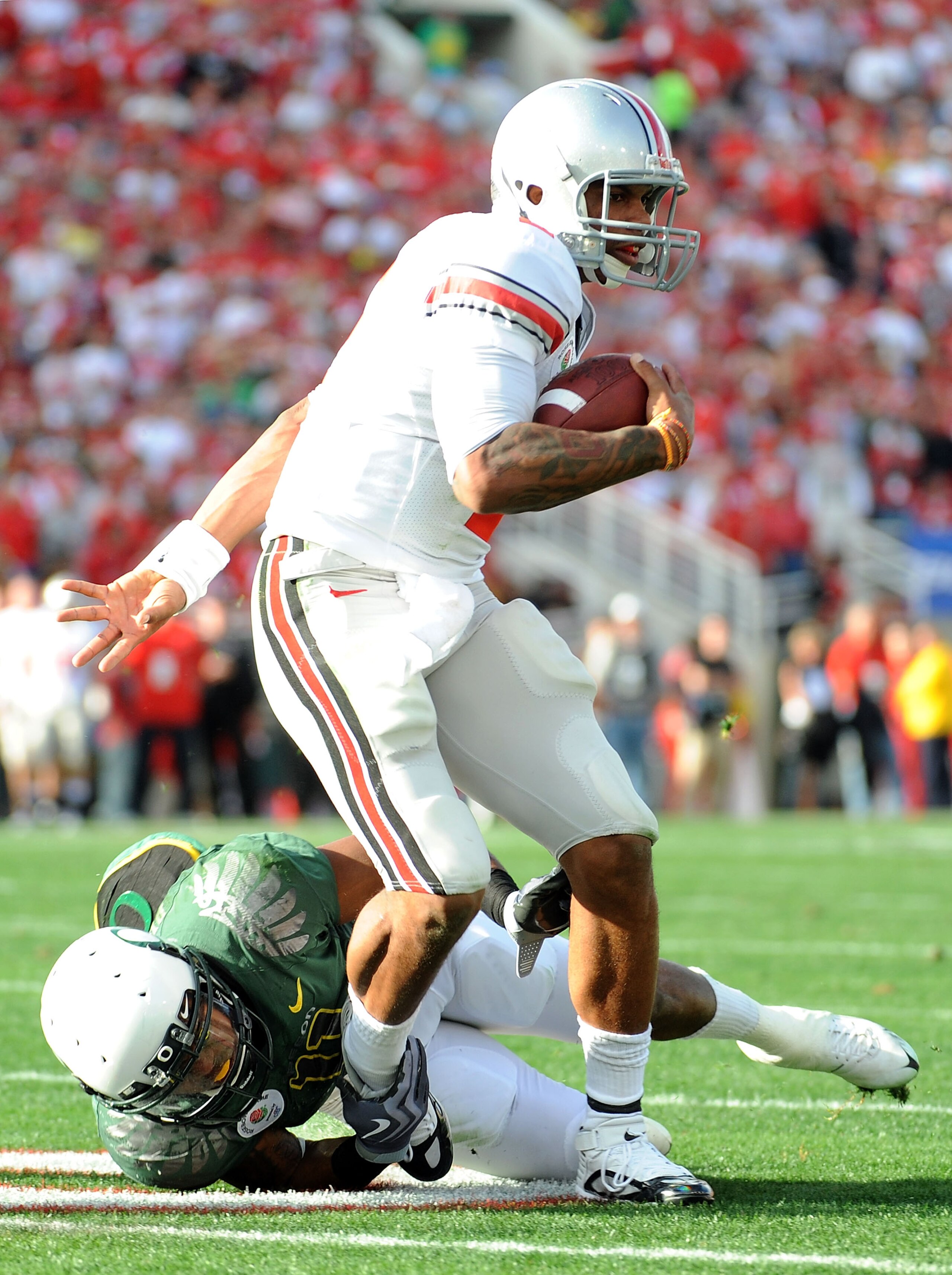 PASADENA, CA - JANUARY 01:  Quarterback Terrelle Pryor #2 of the Ohio State Buckeyes runs the ball against the Oregon Ducks during the 96th Rose Bowl game on January 1, 2010 in Pasadena, California.  (Photo by Harry How/Getty Images)