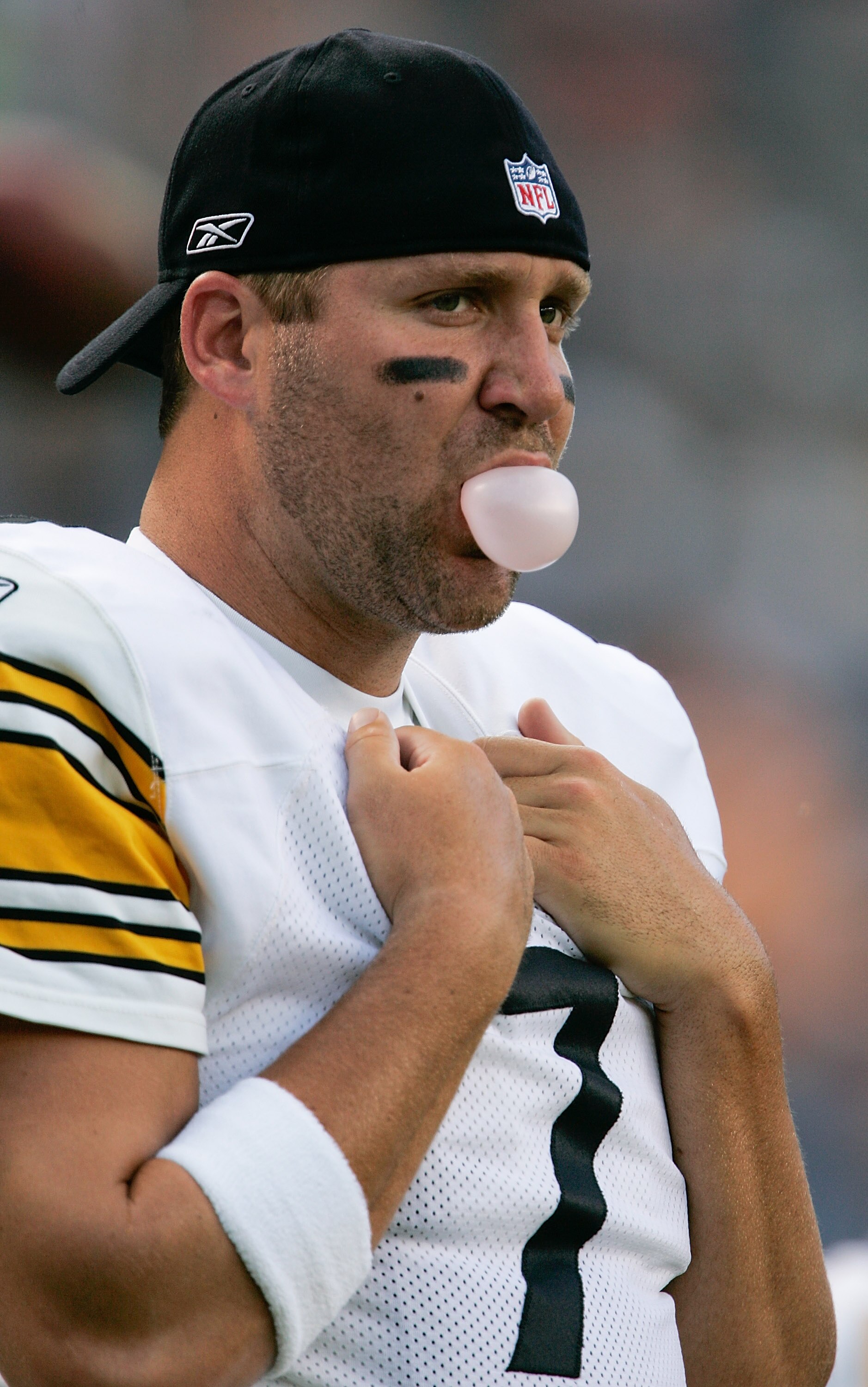 DENVER - AUGUST 29:  Quarterback Ben Roethlisberger #7 of the Pittsburgh Steelers blows a bubble on the sidelines before taking on the Denver Broncos at INVESCO Field at Mile High on August 29, 2010 in Denver, Colorado.  (Photo by Justin Edmonds/Getty Ima