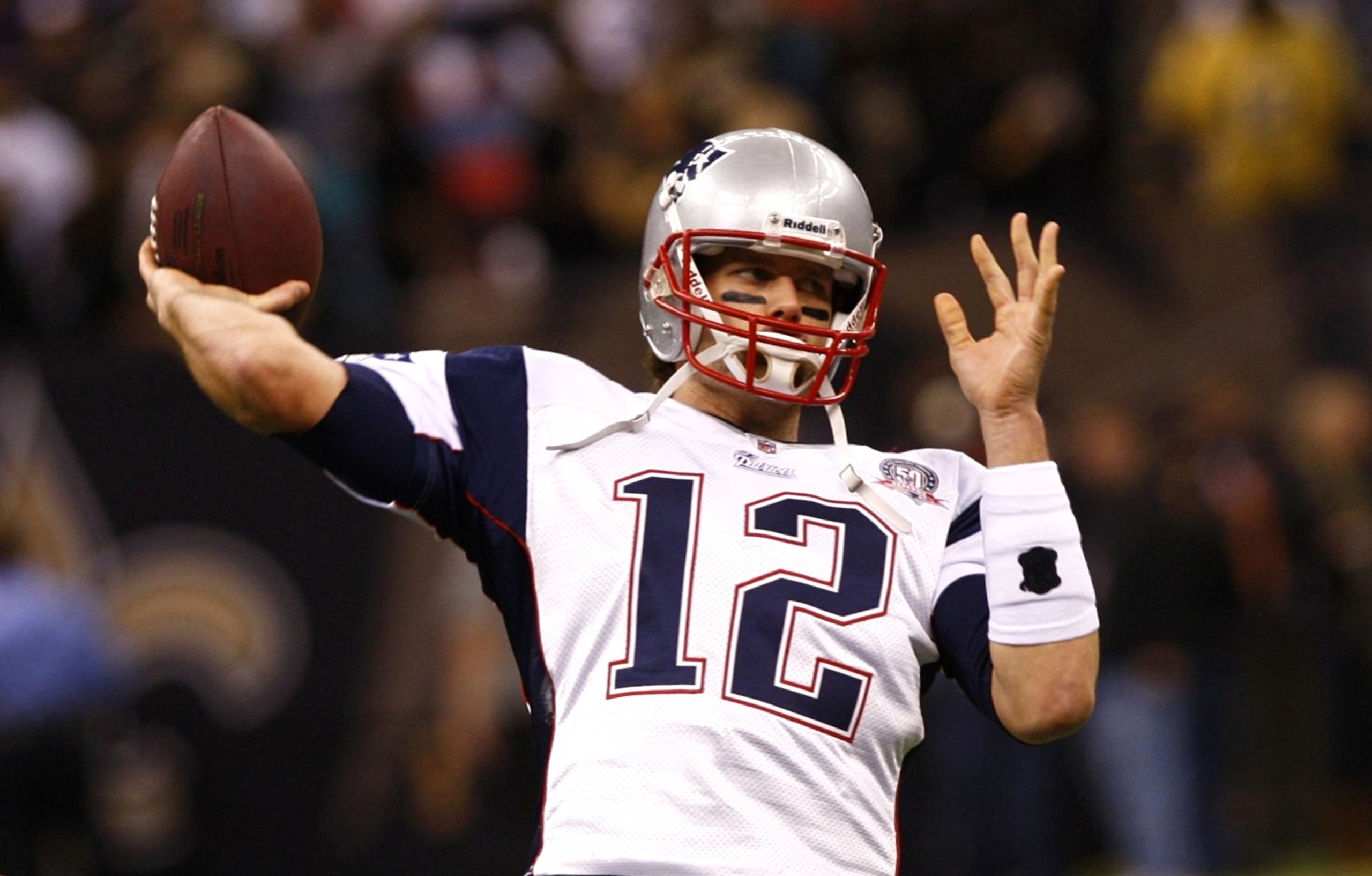 NEW ORLEANS - NOVEMBER 30: Tom Brady #12 of the New England Patriots warms ups against the New Orleans Saints at Louisana Superdome on November 30, 2009 in New Orleans, Louisiana. (Photo by Scott Halleran/Getty Images)