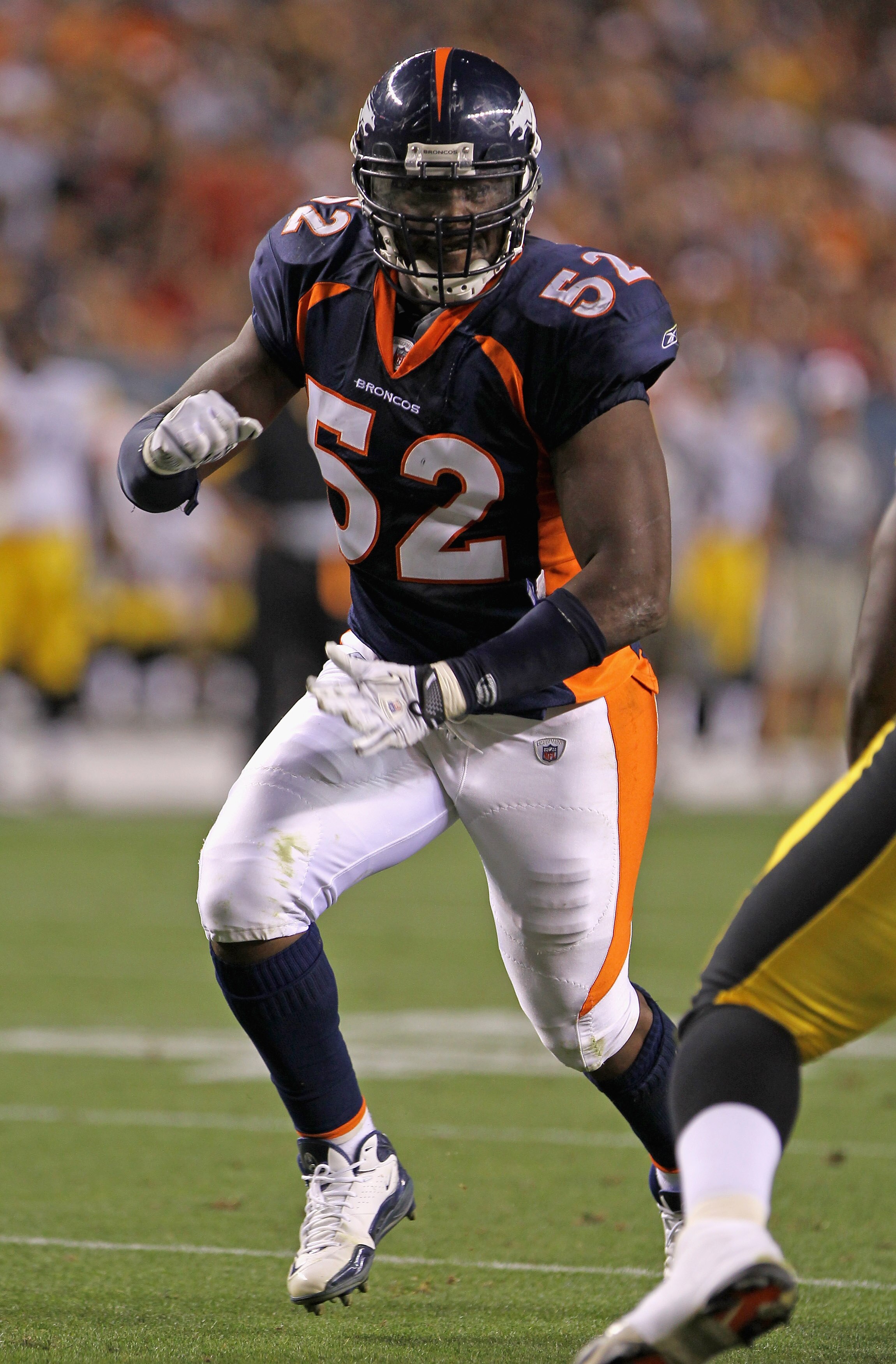 DENVER - AUGUST 29:  Linebacker Jason Hunter #52 of the Denver Broncos defends against the Pittsburgh Steelers during preseason NFL action at INVESCO Field at Mile High on August 29, 2010 in Denver, Colorado.  (Photo by Doug Pensinger/Getty Images)