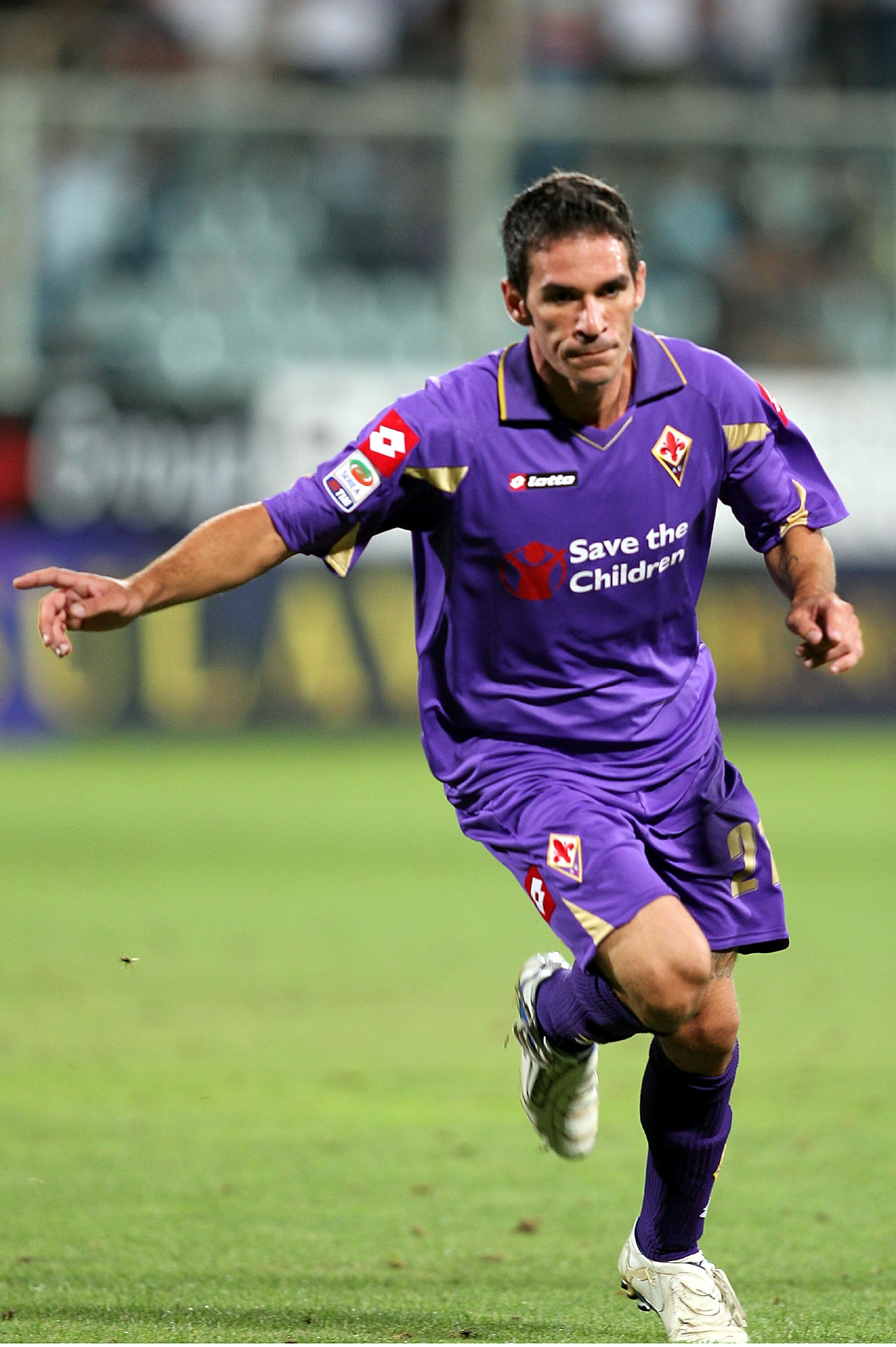 FLORENCE, ITALY - AUGUST 29:Gaetano D'Agostino of ACF Fiorentina celebrates after scoring a goal  during the Serie A match between Fiorentina and Napoli at Stadio Artemio Franchi on August 29, 2010 in Florence, Italy.  (Photo by Gabriele Maltinti/Getty Im