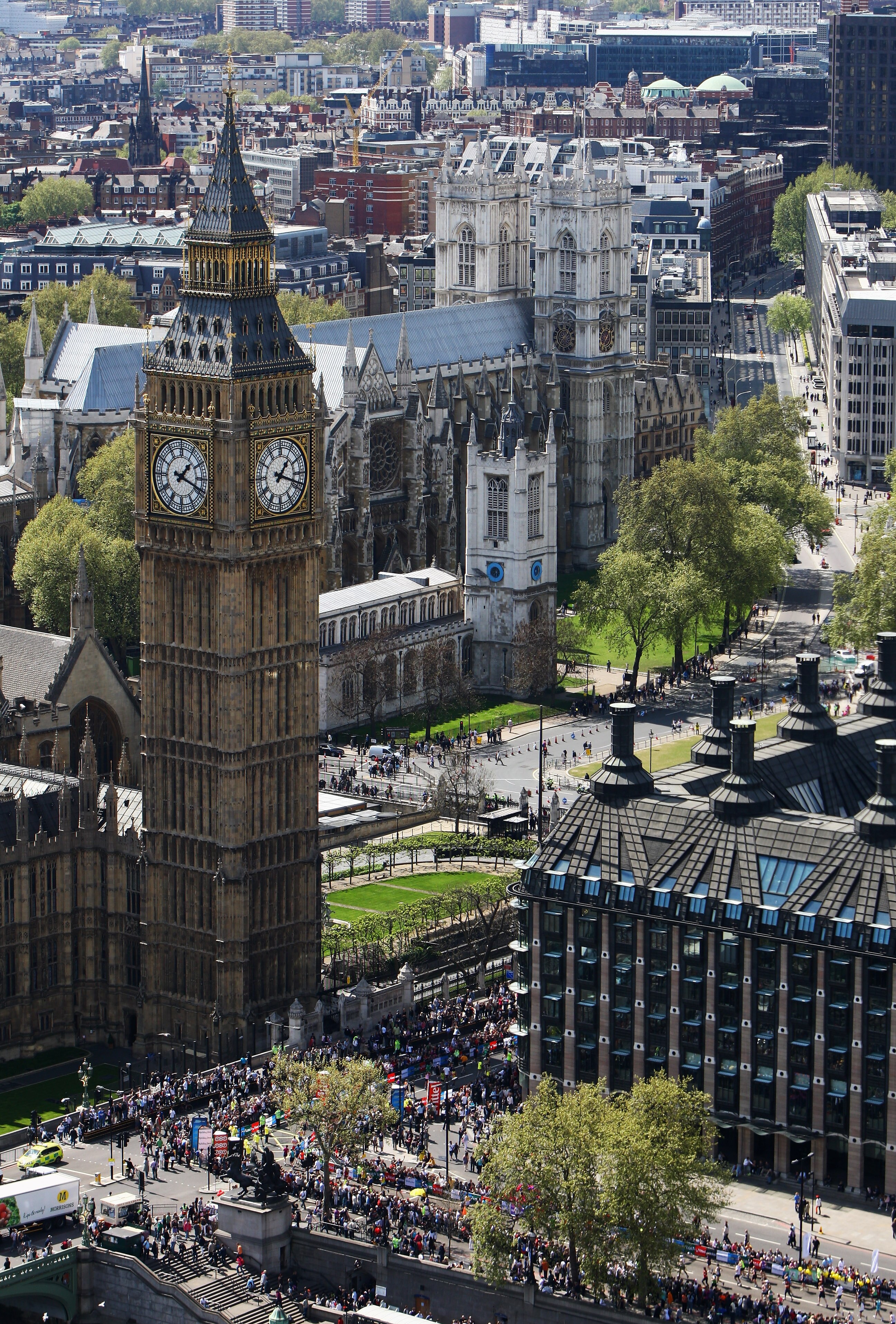 LONDON, ENGLAND - APRIL 26:  Competitors run past Big Ben during the 2009 Flora London Marathon on April 26, 2009 in London, England.  (Photo by Paul Gilham/Getty Images)