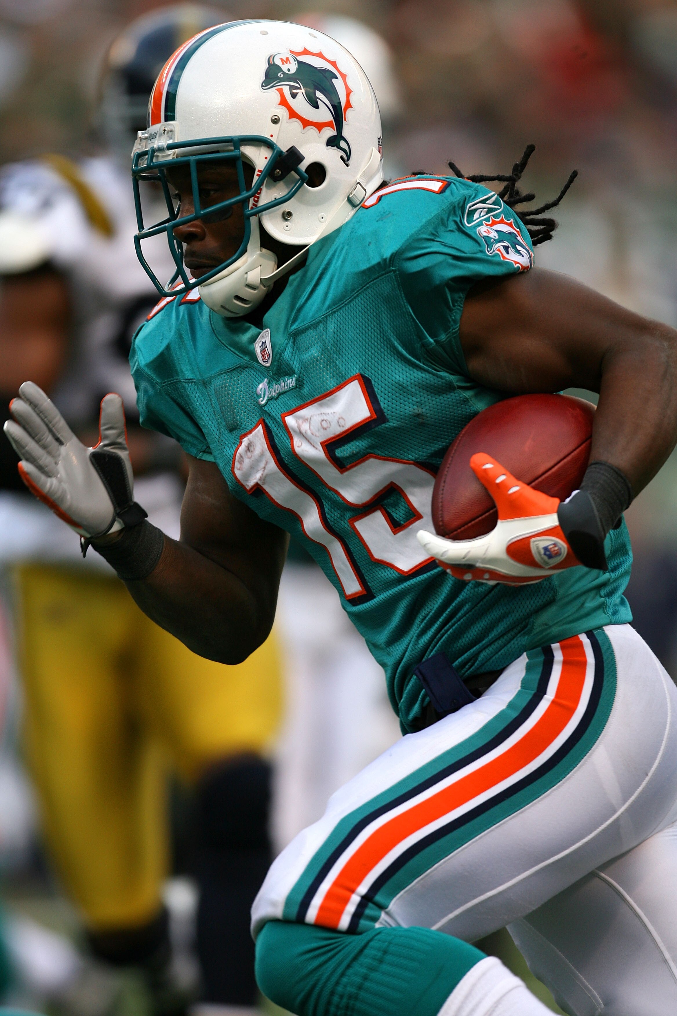 EAST RUTHERFORD, NJ - NOVEMBER 01: Davone Bess #15 of the Miami Dolphins rushes with ball against the New York Jets at Giants Stadium on November 1, 2009 in East Rutherford, New Jersey.  (Photo by Chris Trotman/Getty Images)