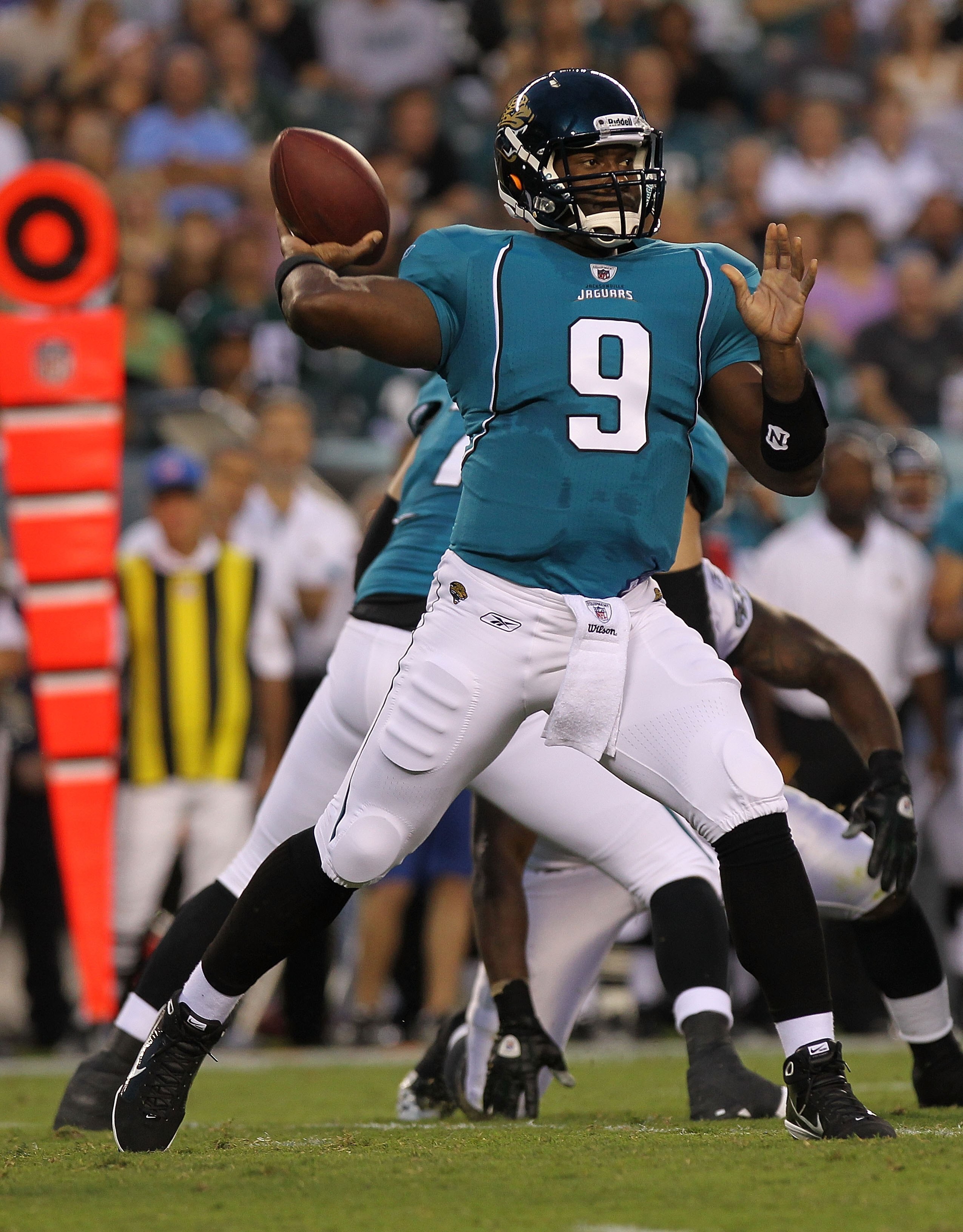 PHILADELPHIA - AUGUST 13:  David Garrard #9 of the Jacksonville Jaguars passes against the Philadelphia Eagles during their preseason game at Lincoln Financial Field on August 13, 2010 in Philadelphia, Pennsylvania.  (Photo by Nick Laham/Getty Images)