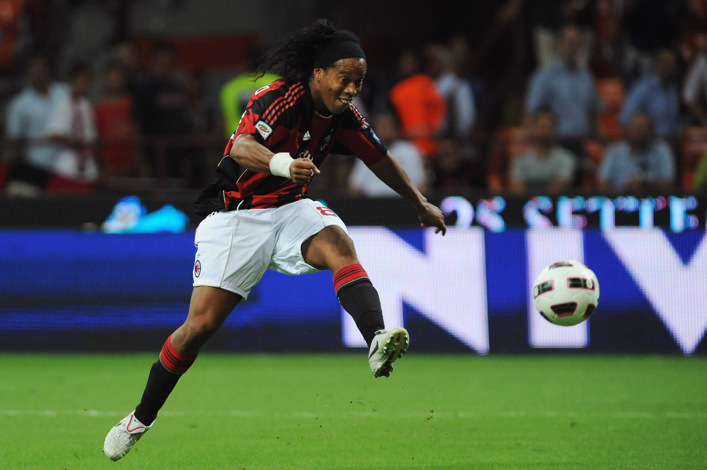 MILAN, ITALY - AUGUST 29:  Ronaldinho of AC Milan in action during the Serie A match between AC Milan and US Lecce at Stadio Giuseppe Meazza on August 29, 2010 in Milan, Italy.  (Photo by Valerio Pennicino/Getty Images)