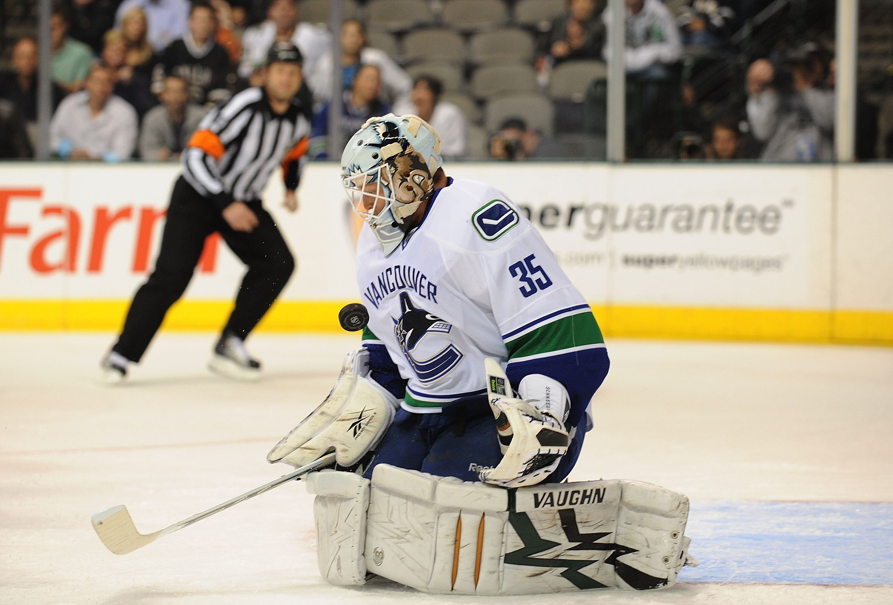 DALLAS - NOVEMBER 06:  Goaltender Cory Schneider #35 of the Vancouver Canucks makes a save against the Dallas Stars at American Airlines Center on November 6, 2009 in Dallas, Texas.  (Photo by Ronald Martinez/Getty Images)