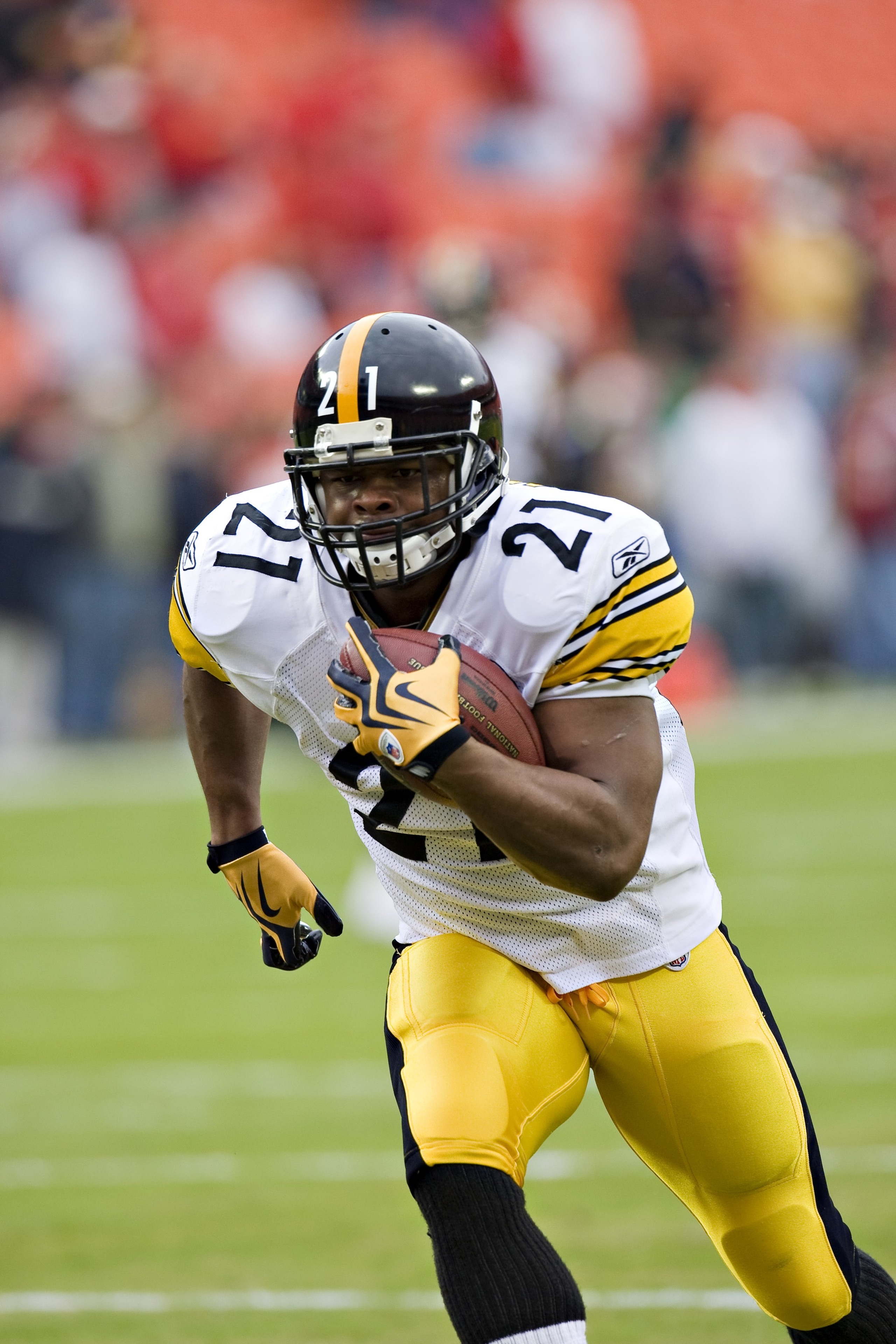 KANSAS CITY, MO - NOVEMBER 22:  Running back Mewelde Moore #21 of the Pittsburgh Steelers warming up before a game against the Kansas City Chiefs at Arrowhead Stadium on November 22, 2009 in Kansas City, Missouri.  The Chiefs defeated the Steelers 27-24. 