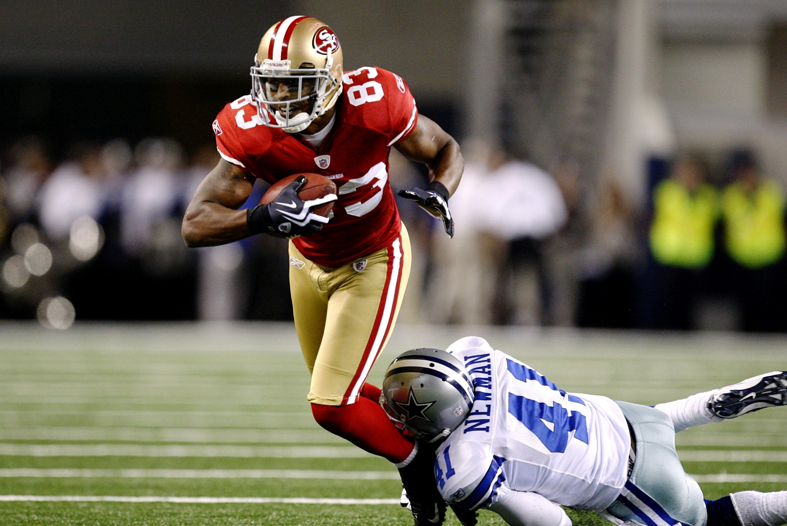 DALLAS - AUGUST 29:  Arnaz Battle #83 of the San Francisco 49ers rushes under pressure from Terence Newman #41 of the Dallas Cowboys during the preseason game at Cowboys Stadium on August 29, 2009 in Dallas, Texas.  (Photo by Ronald Martinez/Getty Images)