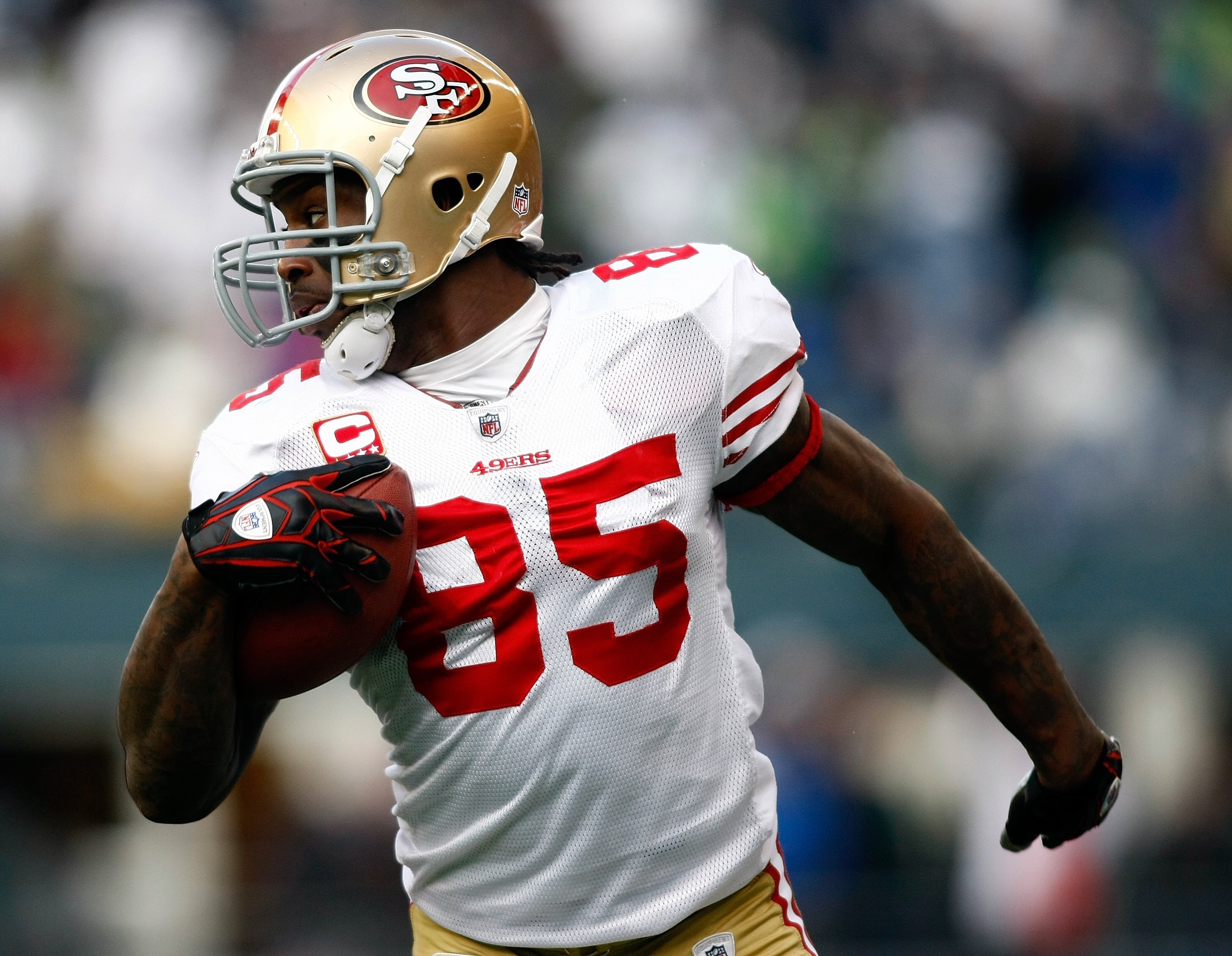 SEATTLE , WA - DECEMBER 06:  Vernon Davis #85 of the San Francisco 49ers catches a touchdown pass in the 1st qurter against the Seattle Seahawks  at Qwest Field on December 6, 2009 in Seattle, Washington.  (Photo by Jonathan Ferrey/Getty Images)