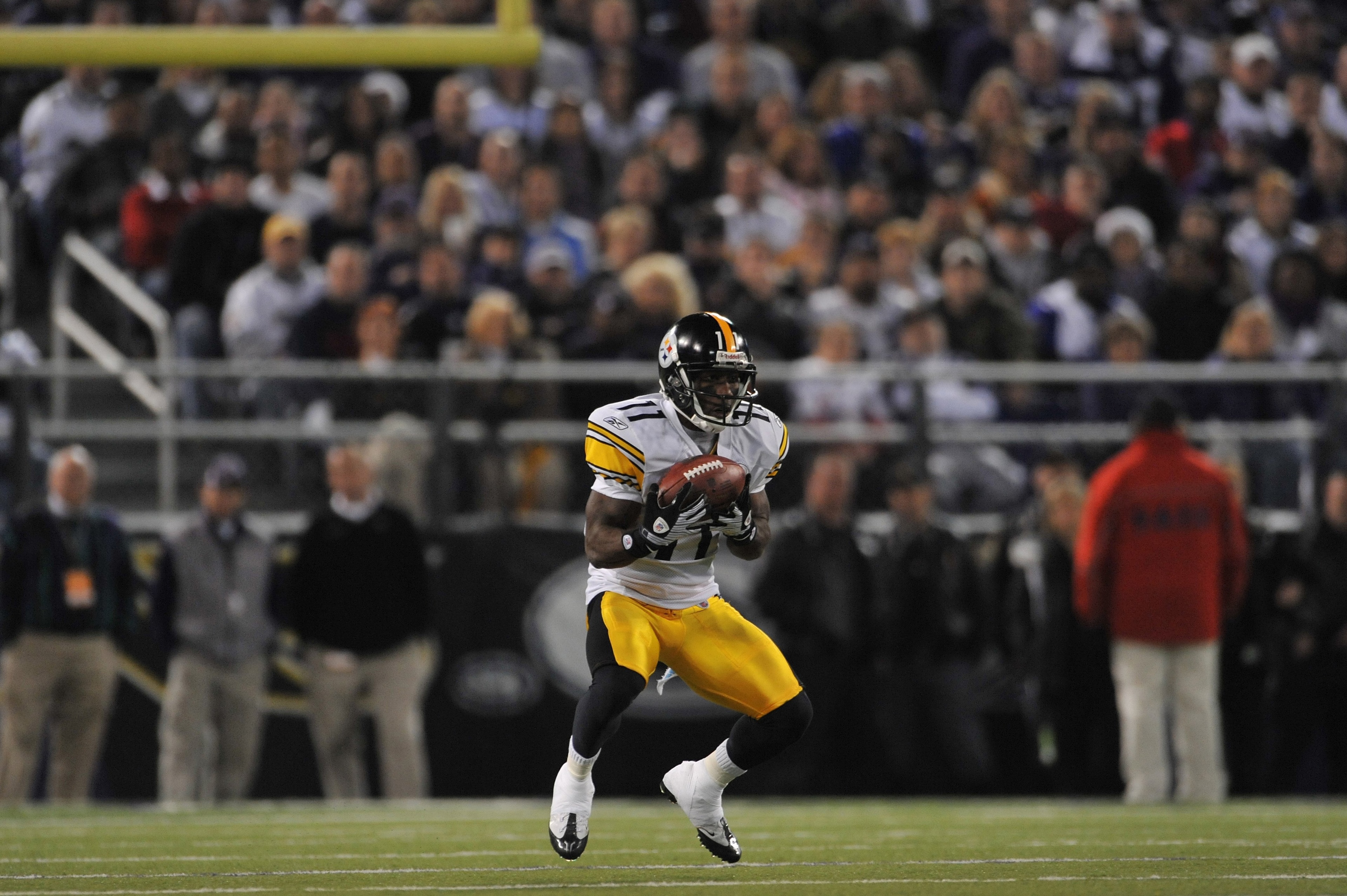 BALTIMORE - NOVEMBER 29:  Stefan Logan #11 of the Pittsburgh Steelers runs the ball against the  Baltimore Ravens at M&T Bank Stadium on November 29, 2009 in Baltimore, Maryland. The Ravens defeated the Steelers 20-17. (Photo by Larry French/Getty Images)