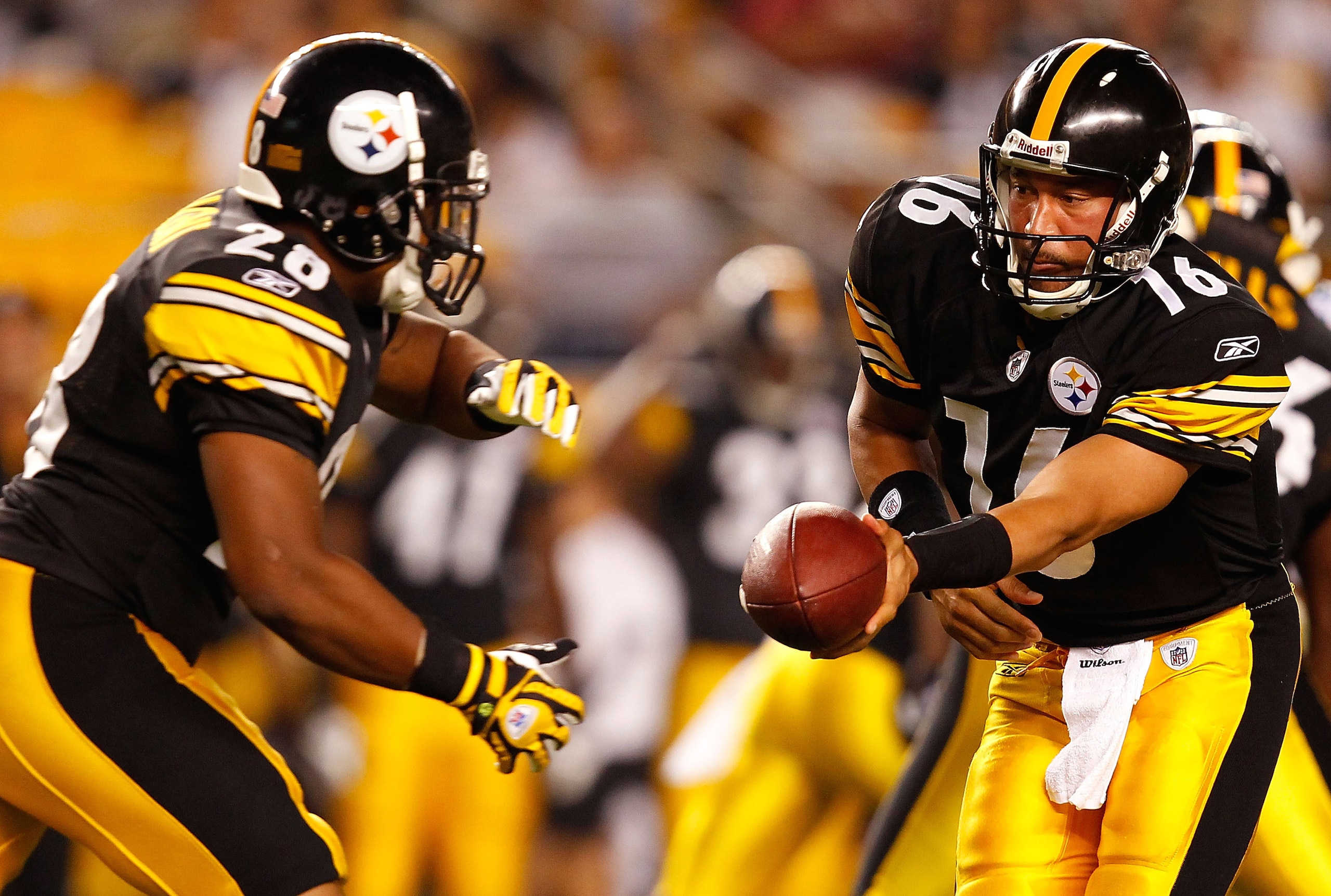 PITTSBURGH - SEPTEMBER 02:  Charlie Batch #16 of the Pittsburgh Steelers hands the ball off to Justin Vincent #28 during the preseason game against the Carolina Panthers on September 2, 2010 at Heinz Field in Pittsburgh, Pennsylvania.  (Photo by Jared Wic