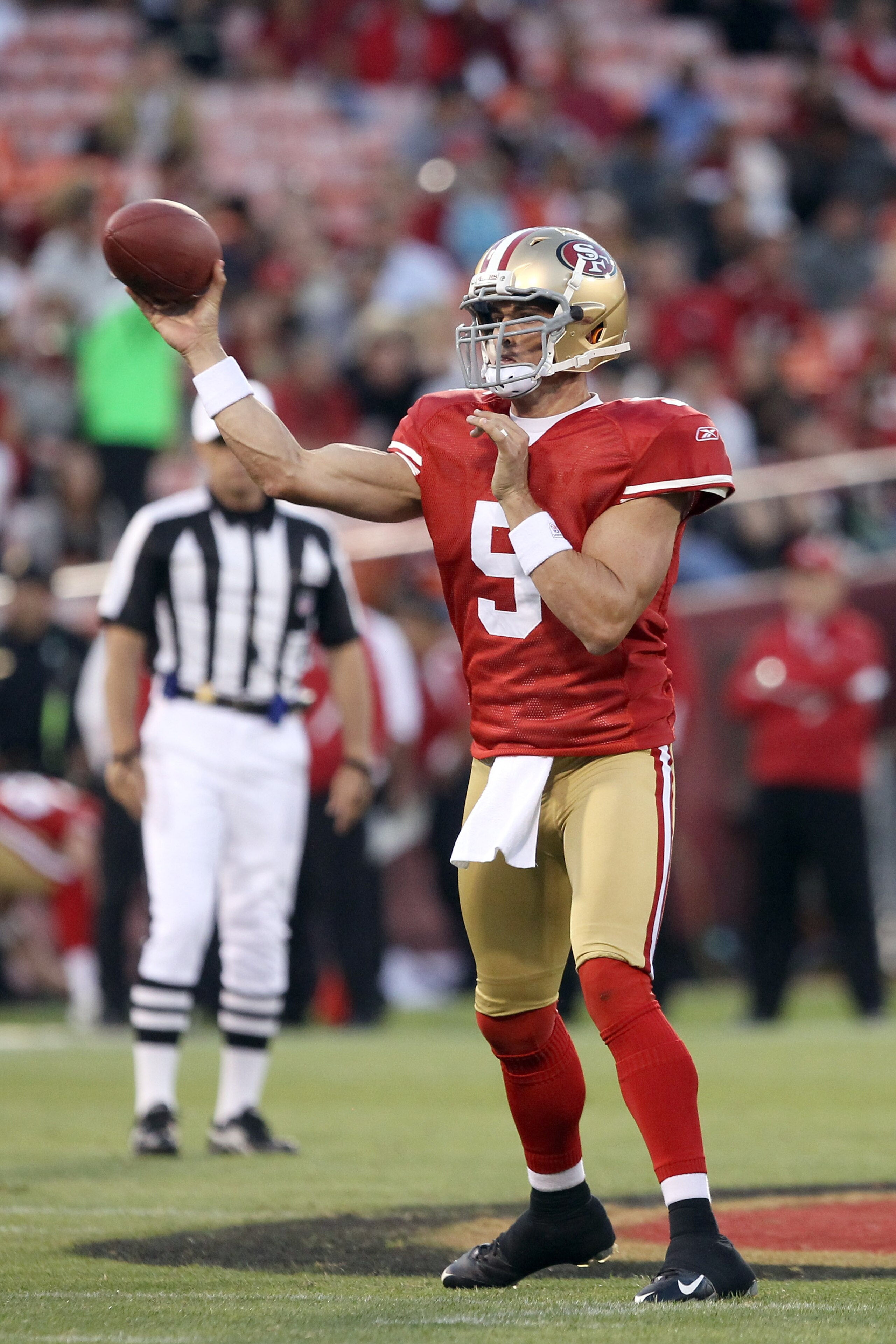 SAN FRANCISCO - SEPTEMBER 02:  David Carr #5 of the San Francisco 49ers throws the ball during their game against the San Diego Chargers at Candlestick Park  on September 2, 2010 in San Francisco, California.  (Photo by Ezra Shaw/Getty Images)