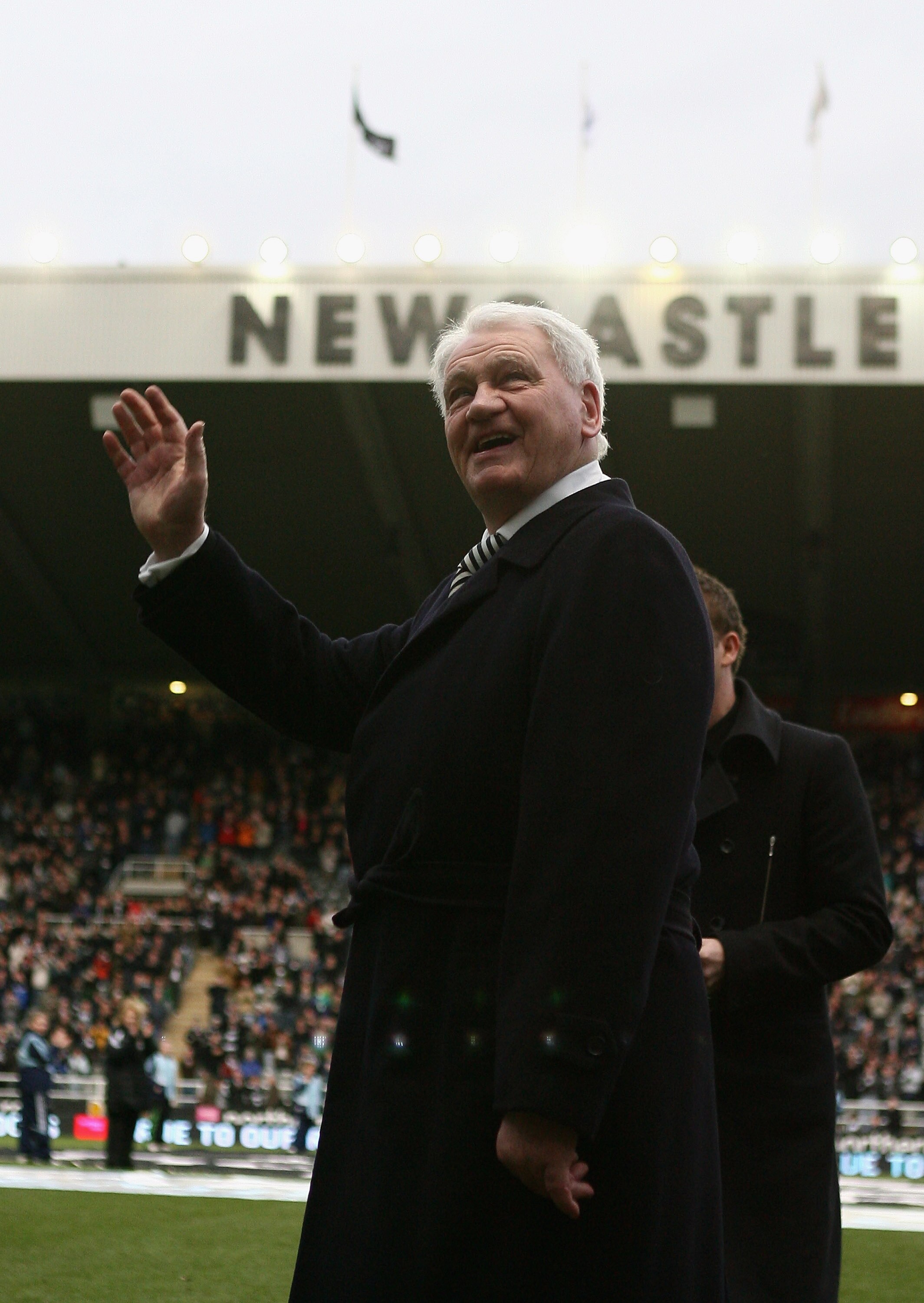 NEWCASTLE, UNITED KINGDOM - FEBRUARY 23:  Former Newcastle united Manager Bobby Robson acknowledges the crowd prior to the Barclays Premier League match between Newcastle United and Manchester United at St James' Park on February 23, 2008 in Newcastle, En