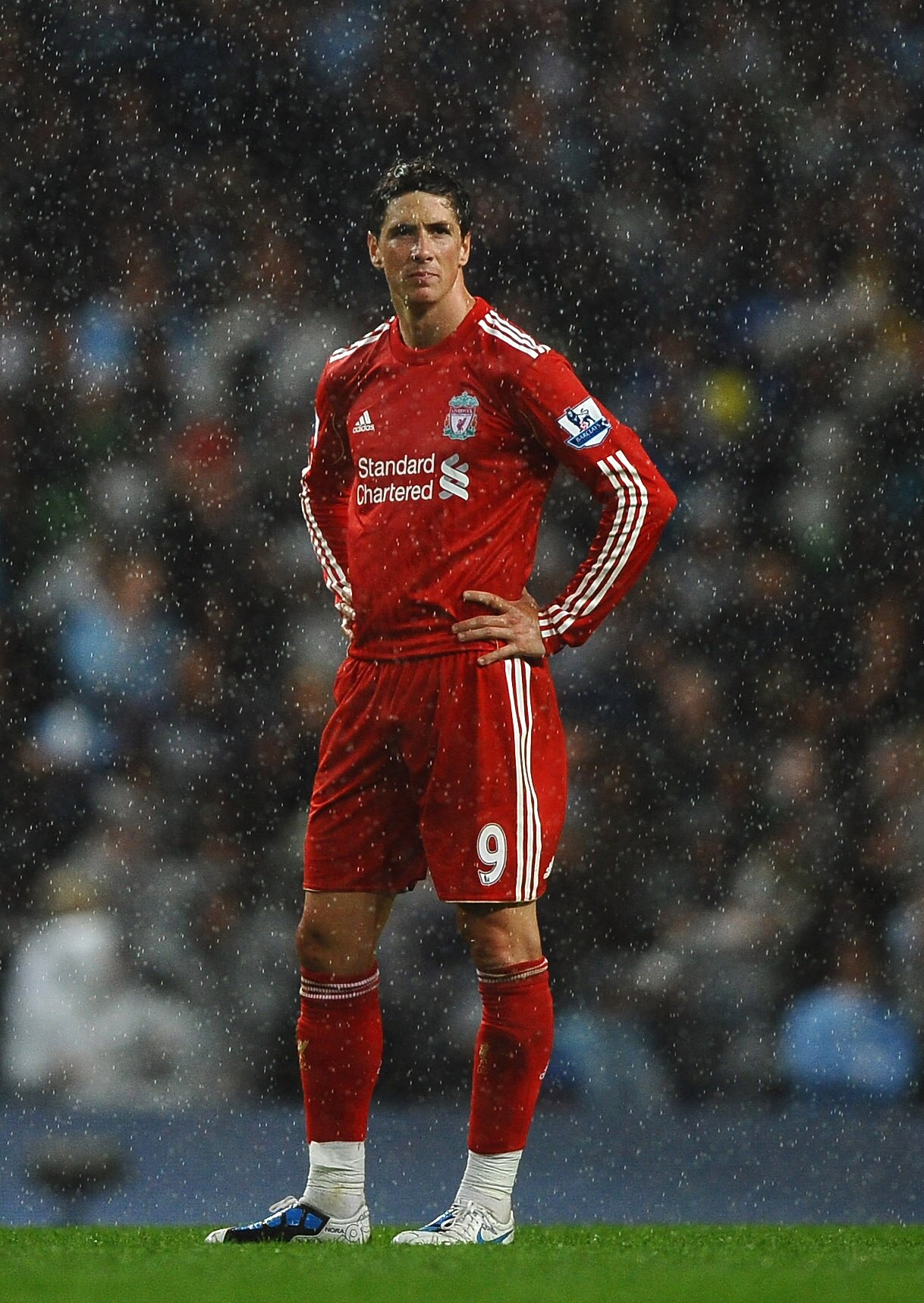MANCHESTER, ENGLAND - AUGUST 23: Fernando Torres of Liverpool shows his frustration during the Barclays Premier League match between Manchester City and Liverpool at City of Manchester Stadium on August 23, 2010 in Manchester, England.  (Photo by Laurence