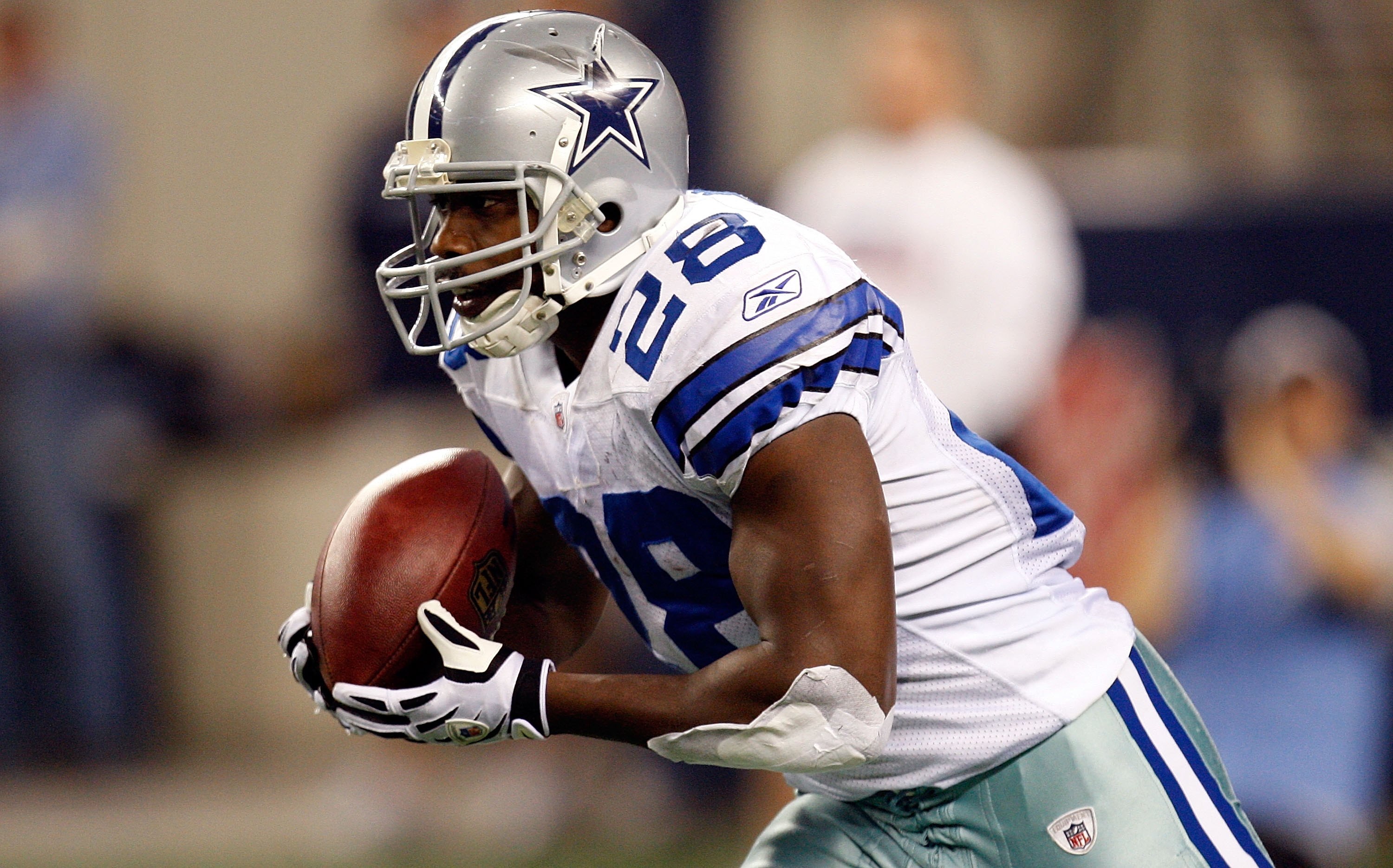 ARLINGTON, TX - JANUARY 09:  Running back Felix Jones #28 of the Dallas Cowboys runs the ball against the Philadelphia Eagles during the 2010 NFC wild-card playoff game at Cowboys Stadium on January 9, 2010 in Arlington, Texas.  (Photo by Ronald Martinez/