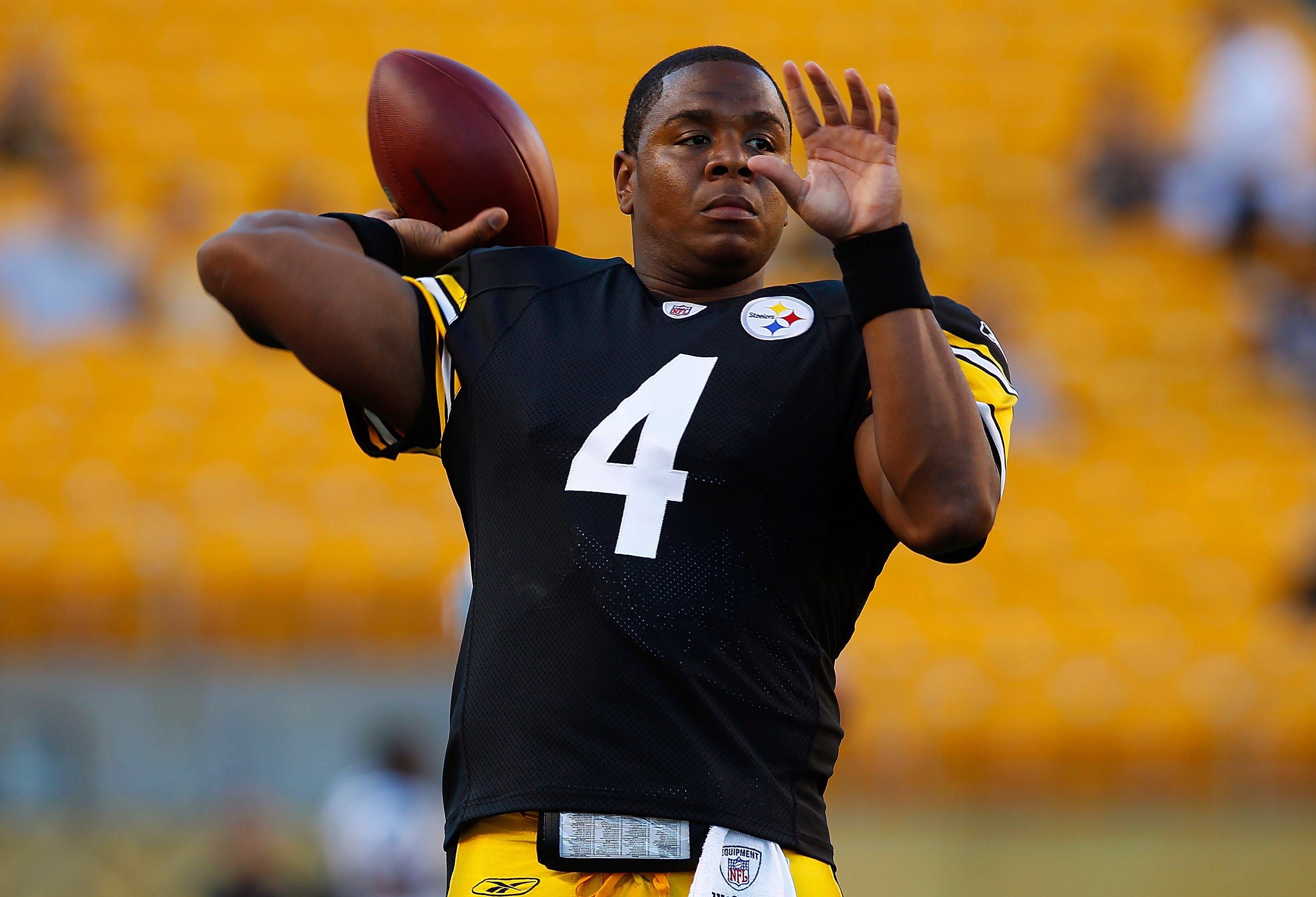 PITTSBURGH - AUGUST 25:  Byron Leftwich #4 of the Pittsburgh Steelers warms up prior to the preseason game against the Carolina Panthers on September 2, 2010 at Heinz Field in Pittsburgh, Pennsylvania.  (Photo by Jared Wickerham/Getty Images)