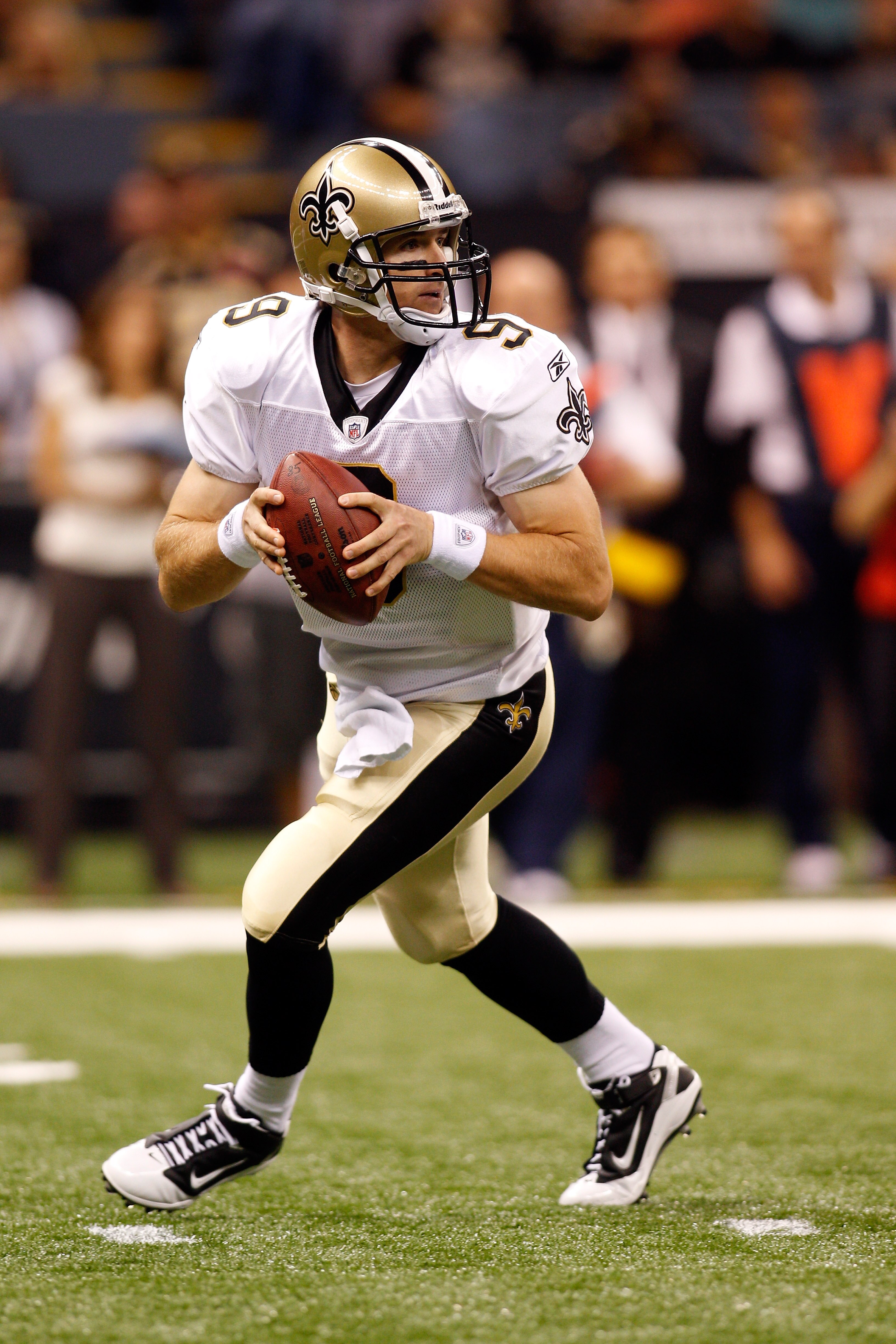 NEW ORLEANS - AUGUST 27:  Drew Brees #9 of the New Orleans Saints in action against the San Diego Chargers at the Louisiana Superdome on August 27, 2010 in New Orleans, Louisiana.  (Photo by Chris Graythen/Getty Images)
